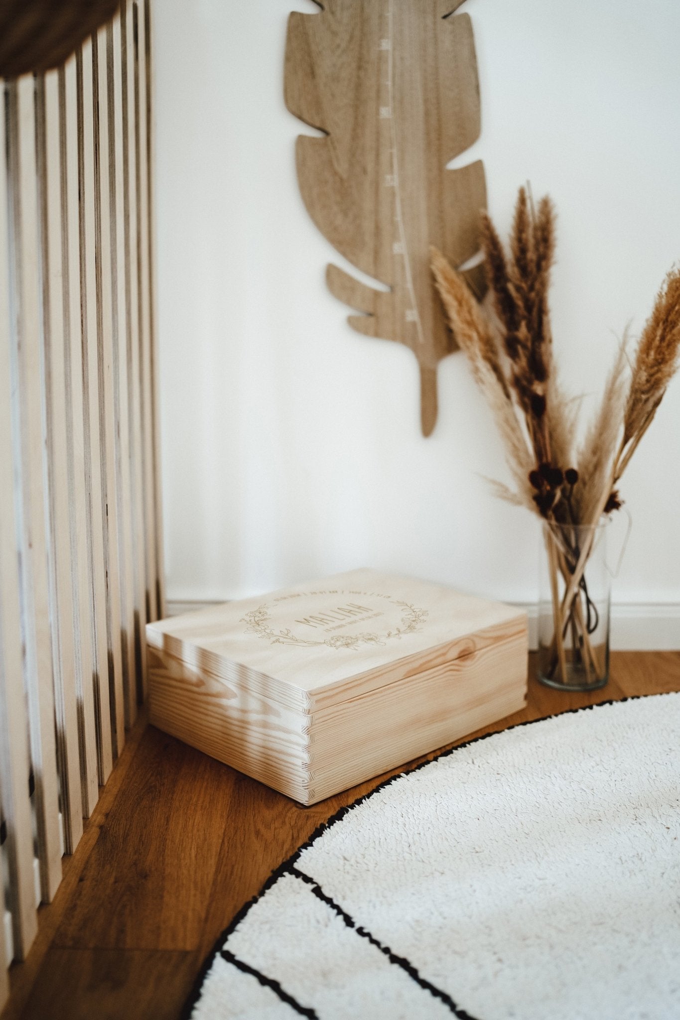 Erinnerungskiste Holz personalisiert – Pfingstrosen - lyllevenn