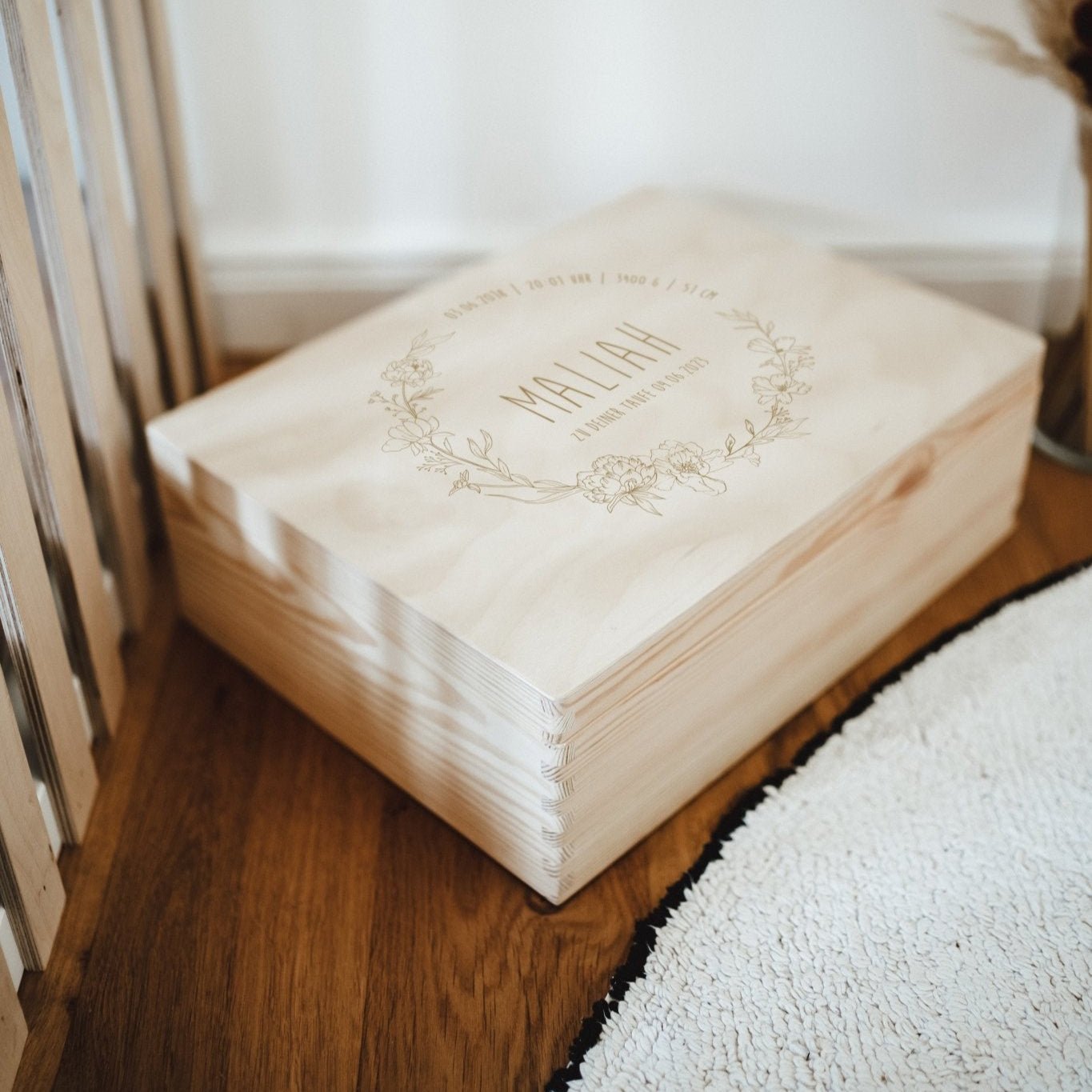 Erinnerungskiste Holz personalisiert – Pfingstrosen - lyllevenn