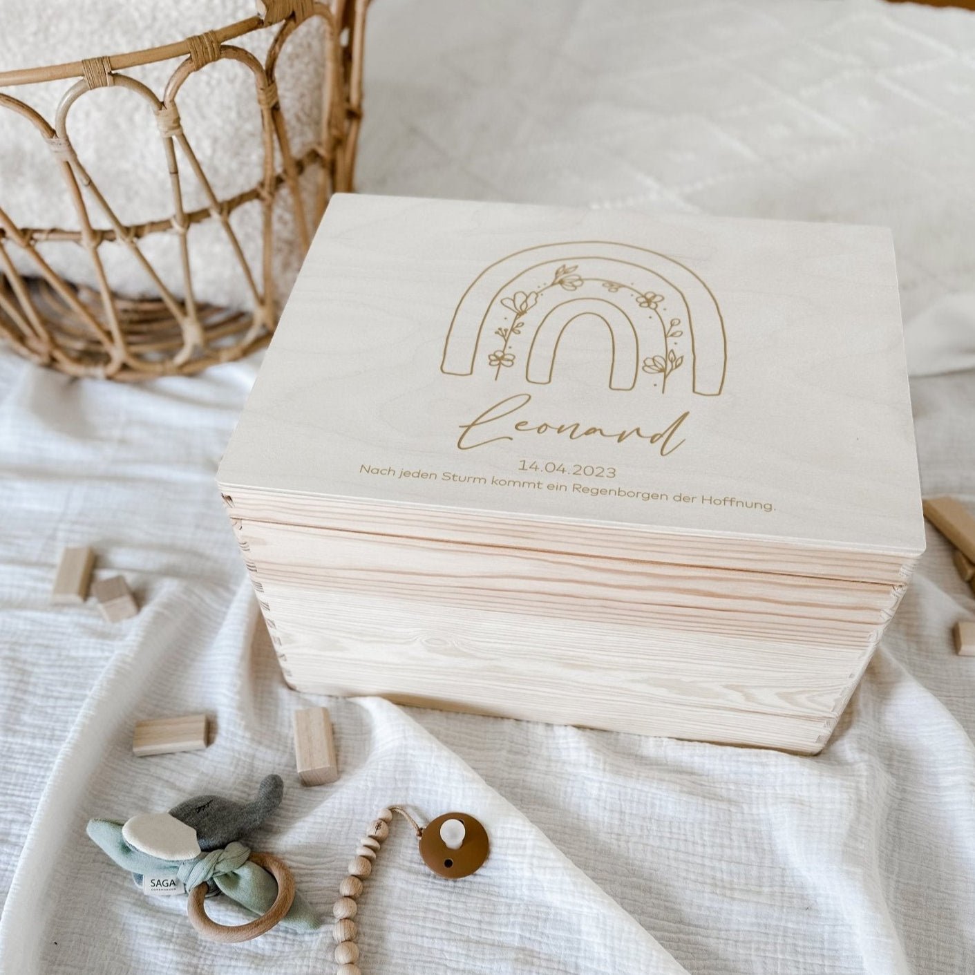 Erinnerungskiste Holz personalisiert - Regenbogen - lyllevenn