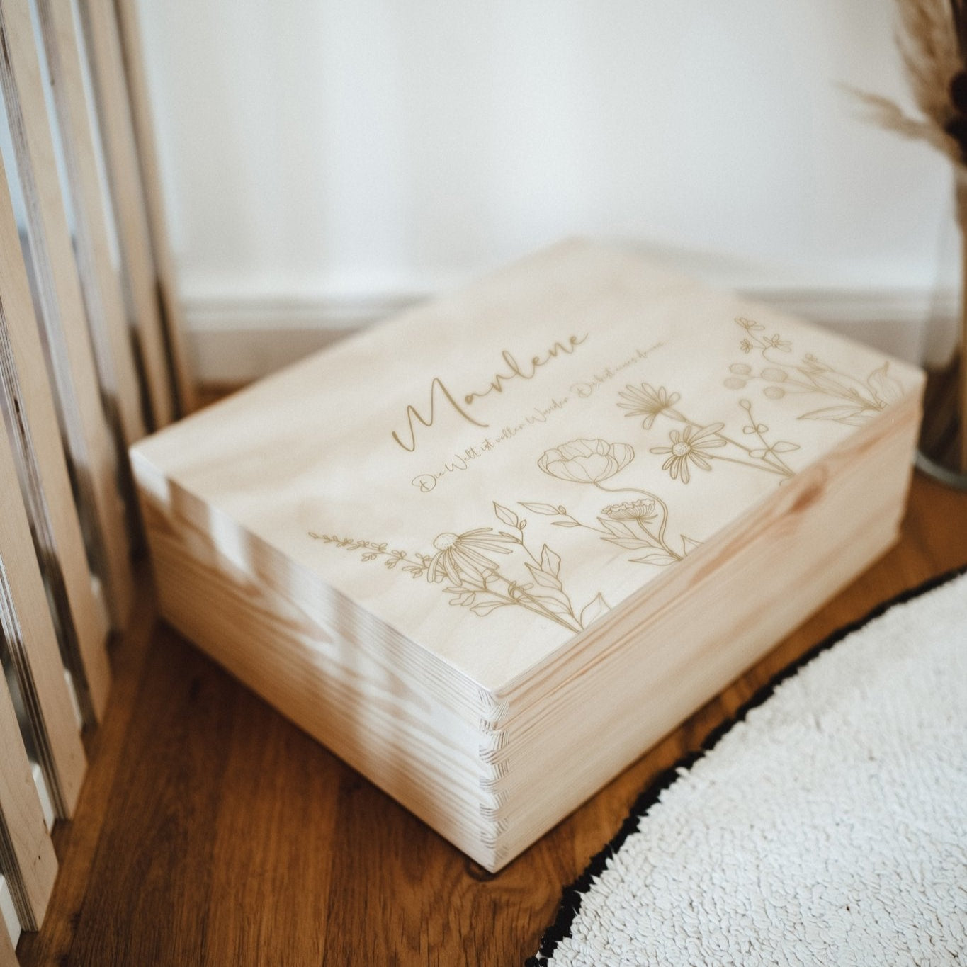 Erinnerungsbox Motive Wildblumen. Erinnerungskisten in drei verschiedenen Größen. Personalisierte Holzkisten mit filigranen Blumenkränzen. Perfekt zur Aufbewahrung für Erinnerungen, besondere Momente. Bewahre alte Briefen, besondere Gegenstände und vieles mehr in unseren Holzkisten auf.