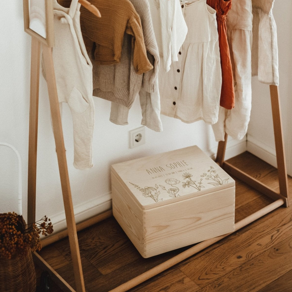 Erinnerungskisten in drei verschiedenen Größen. Personalisierte Holzkisten mit filigranen Blumenkränzen. Perfekt zur Aufbewahrung für Erinnerungen, besondere Momente. Bewahre alte Briefen, besondere Gegenstände und vieles mehr in unseren Holzkisten auf.