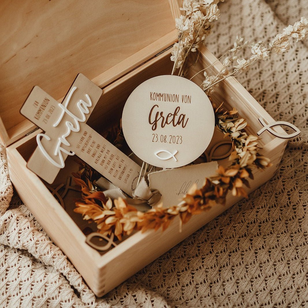 Holzkreuz personalisiert mit Namen & Spruch – Geschenk zur Kommunion, Taufe & Konfirmation - lyllevenn