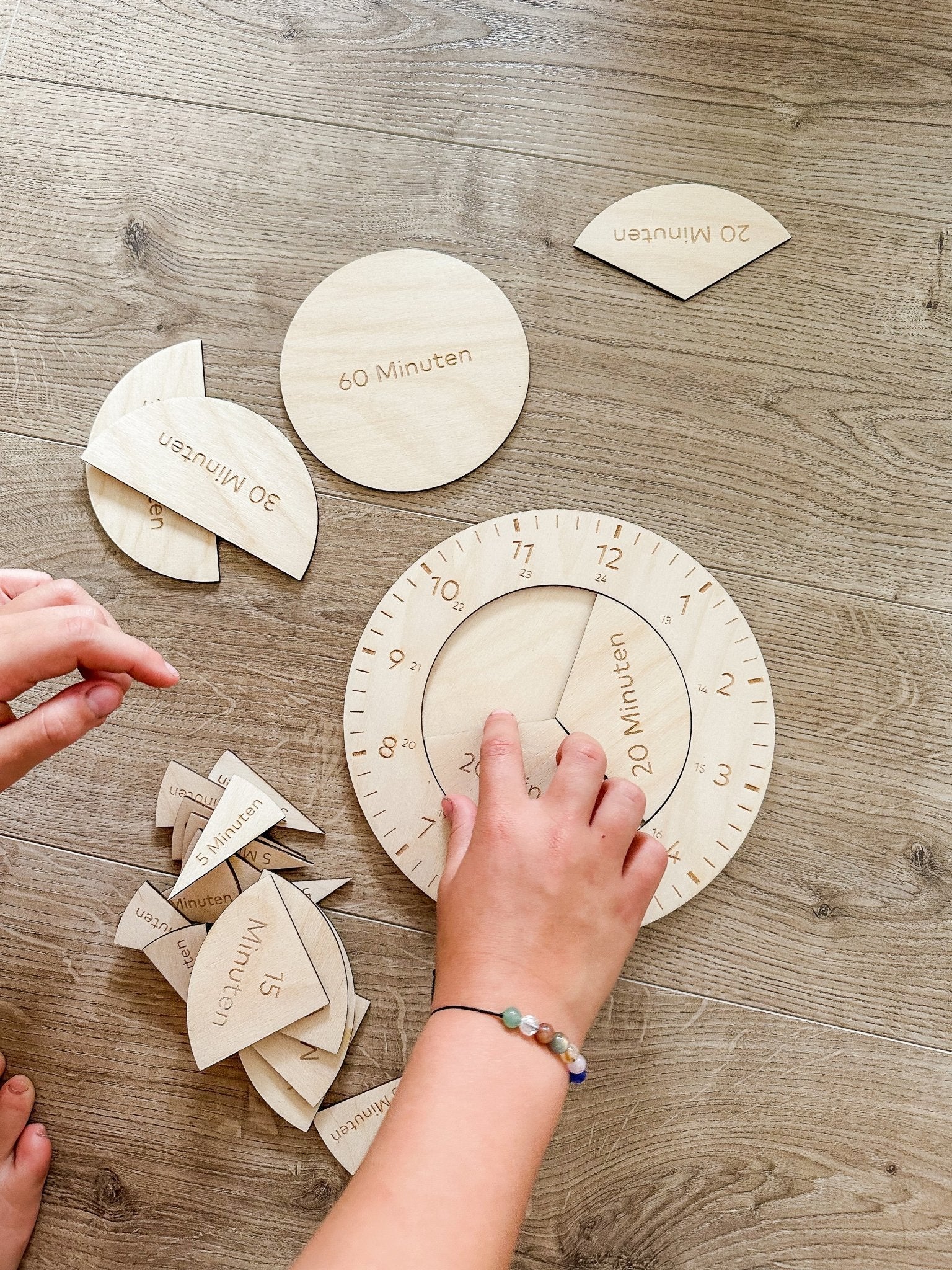 Holzuhr für Kinder - Zeit spielerisch lernen - lyllevenn