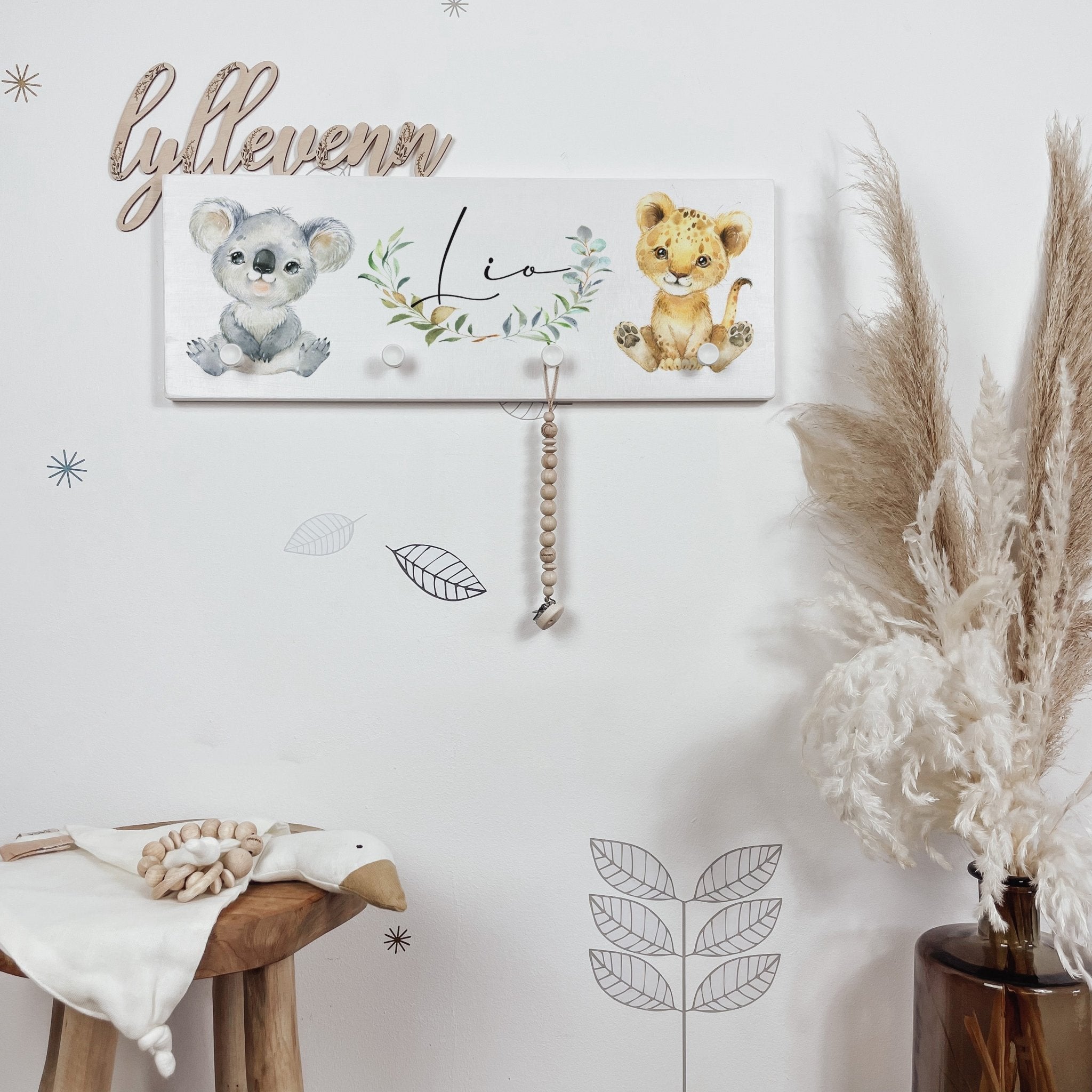 Kindergarderobe Holz personalisiert - Löwe & Koala - lyllevenn