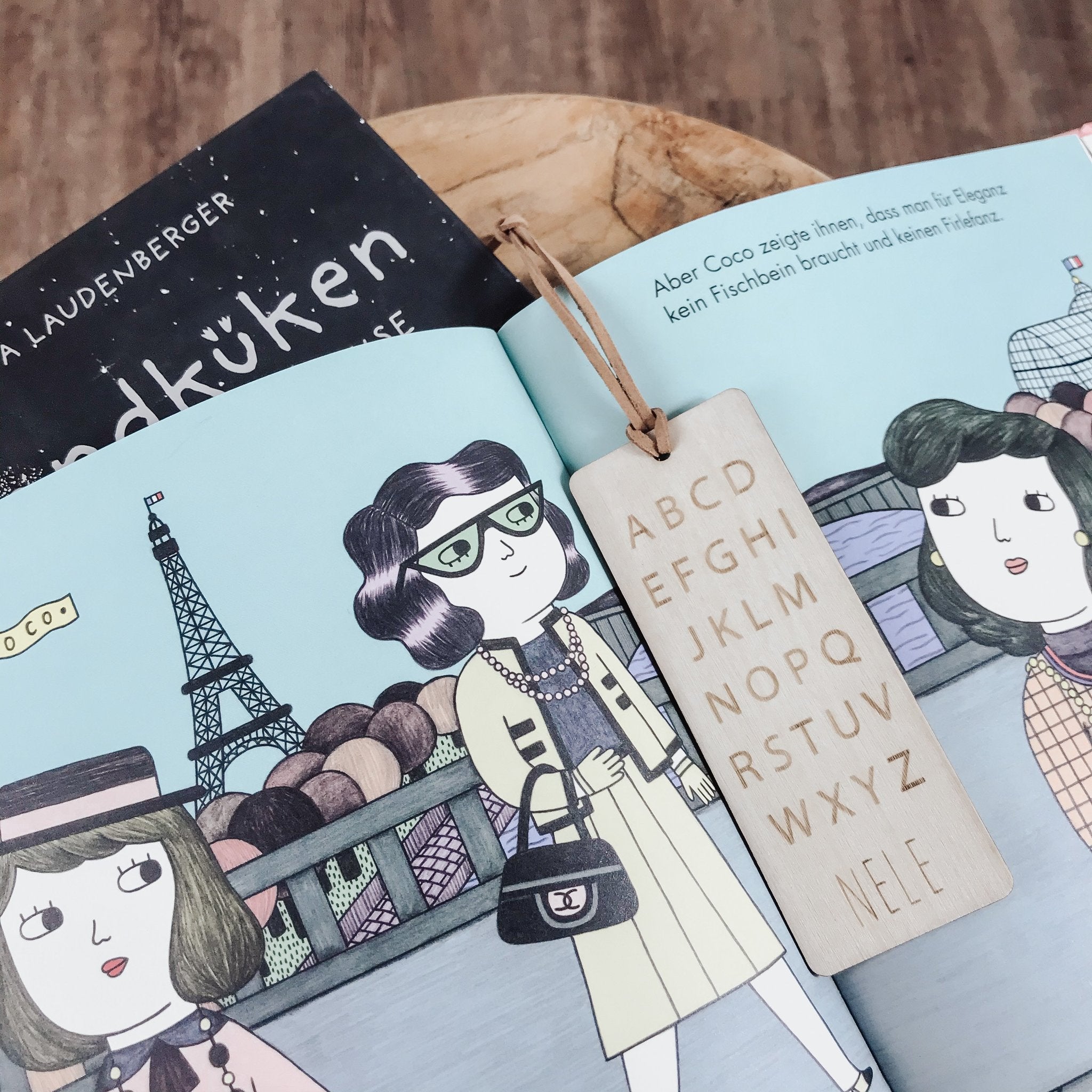 Offene Buchseite mit Abc Buchzeichen liegend