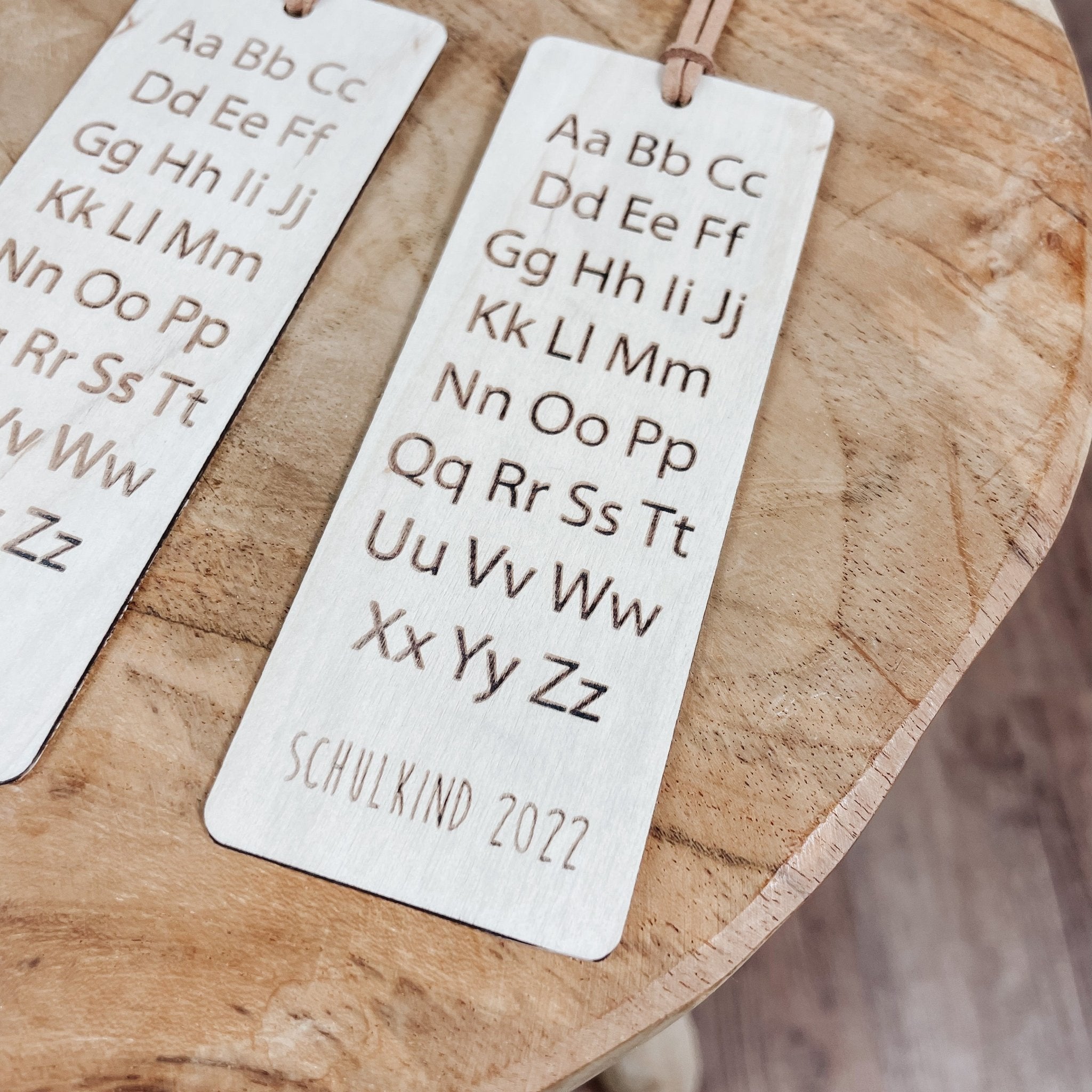 Lesezeichen aus Holz | personalisierbar | Einschuldung – ABC oder AaBbCc - lyllevenn-store