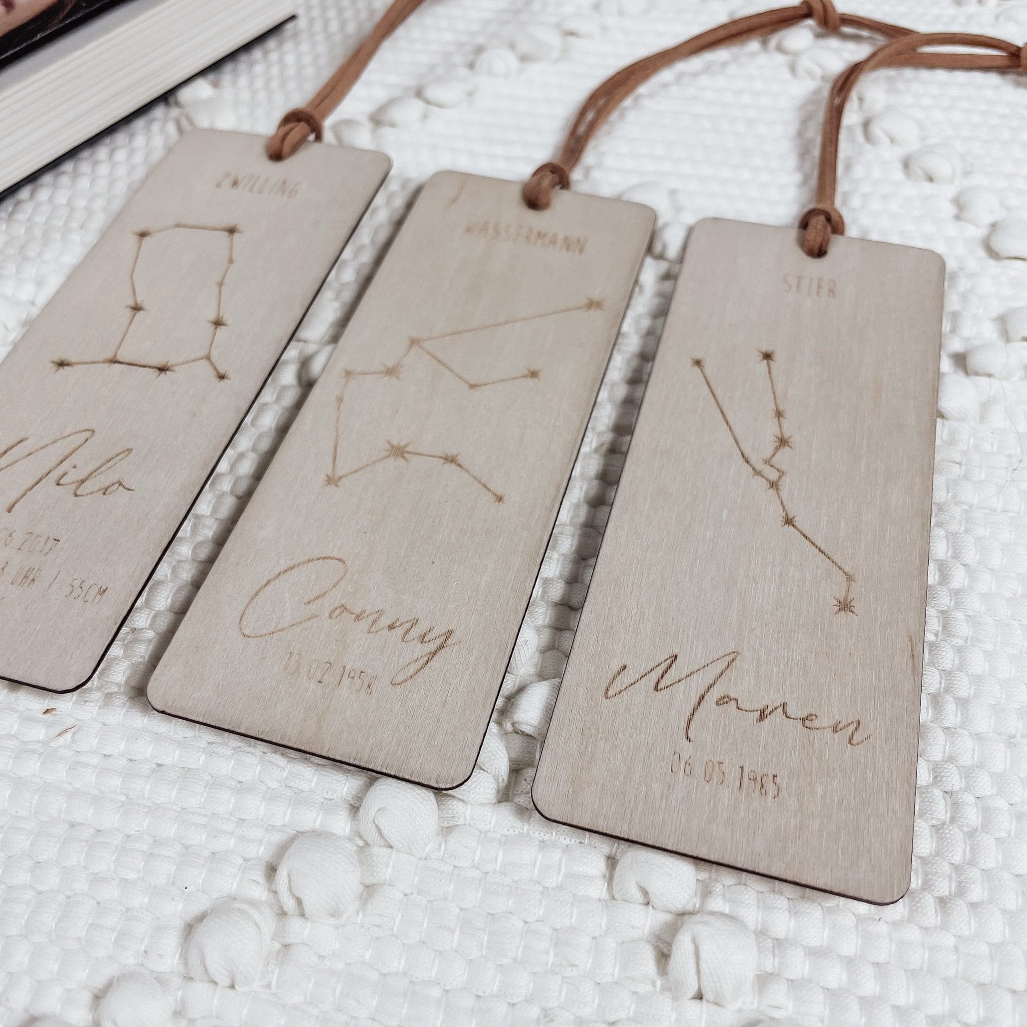 Lesezeichen aus Holz, personalisiert I STERNZEICHEN - lyllevenn-store
