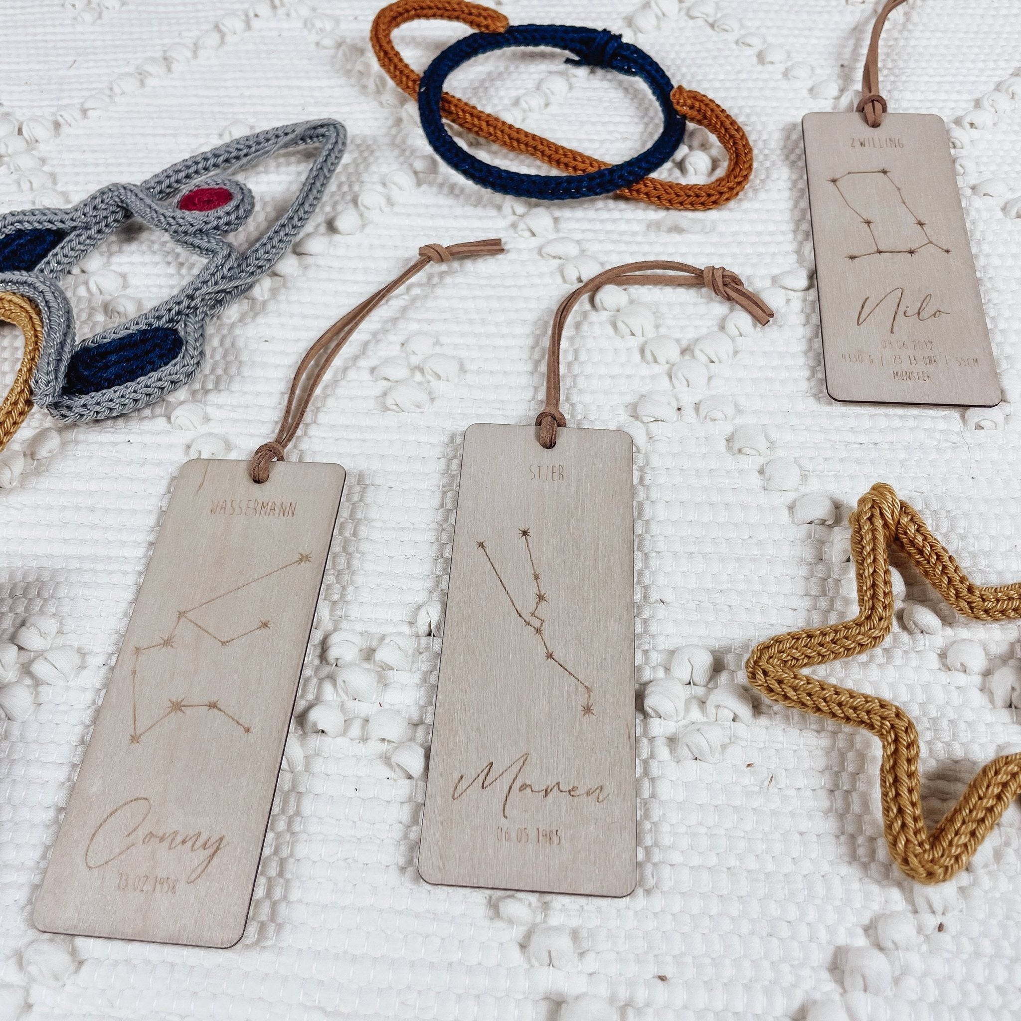 Lesezeichen aus Holz, personalisiert I STERNZEICHEN - lyllevenn-store