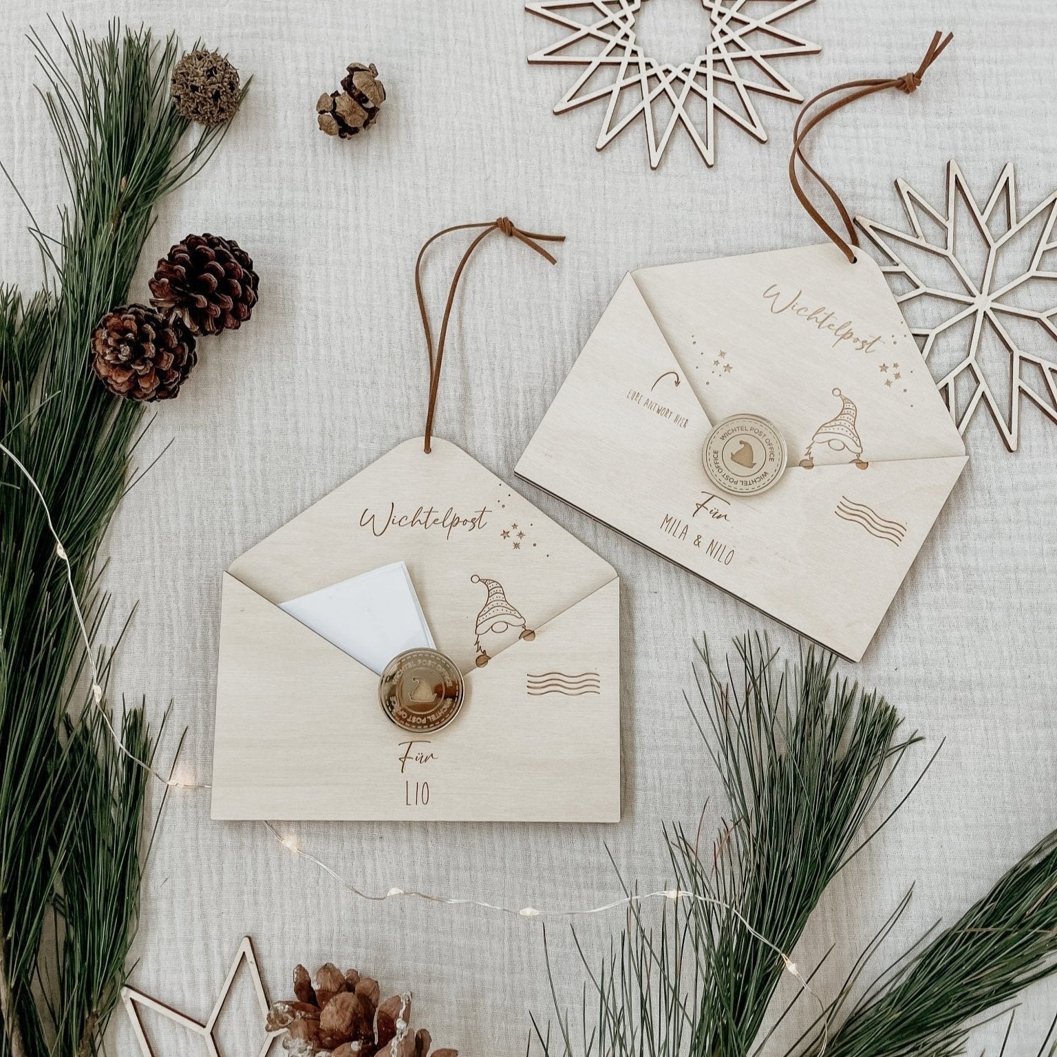 Personalisierbarer Wichtelbriefumschlag aus Holz mit goldenem Siegel - lyllevenn