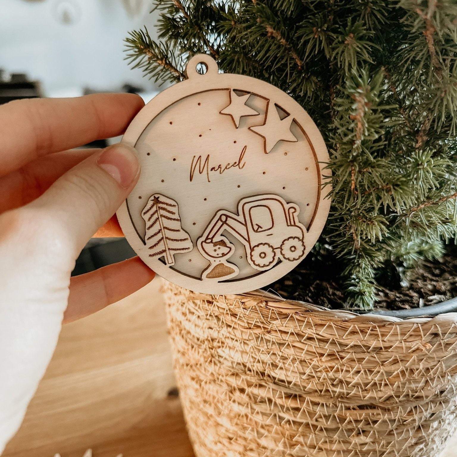 Personalisierte 3D Weihnachtskugel Bagger 2-teilig | Weihnachtsbaum Anhänger | Christbaumkugel personalisiert | Holzanhänger - lyllevenn-store