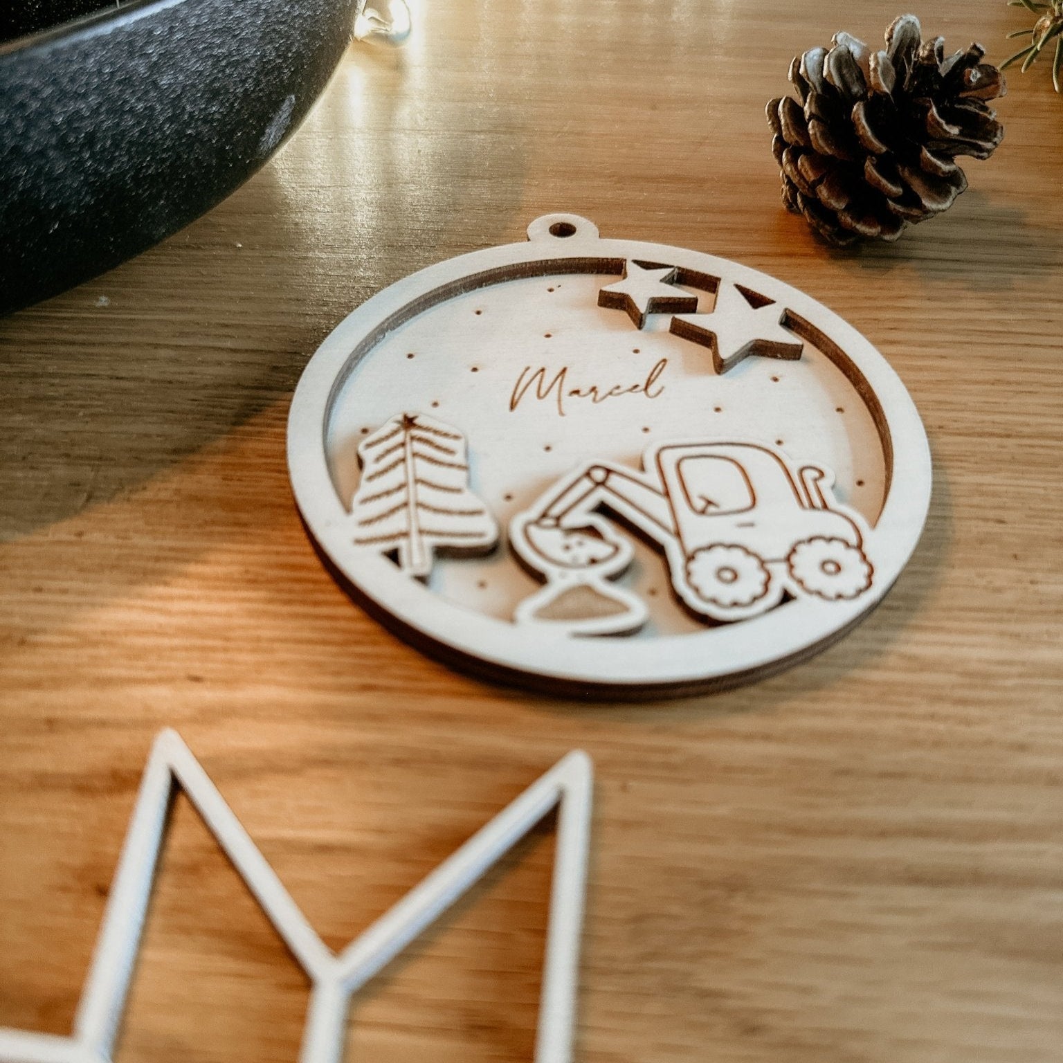Personalisierte 3D Weihnachtskugel Bagger 2-teilig | Weihnachtsbaum Anhänger | Christbaumkugel personalisiert | Holzanhänger - lyllevenn-store