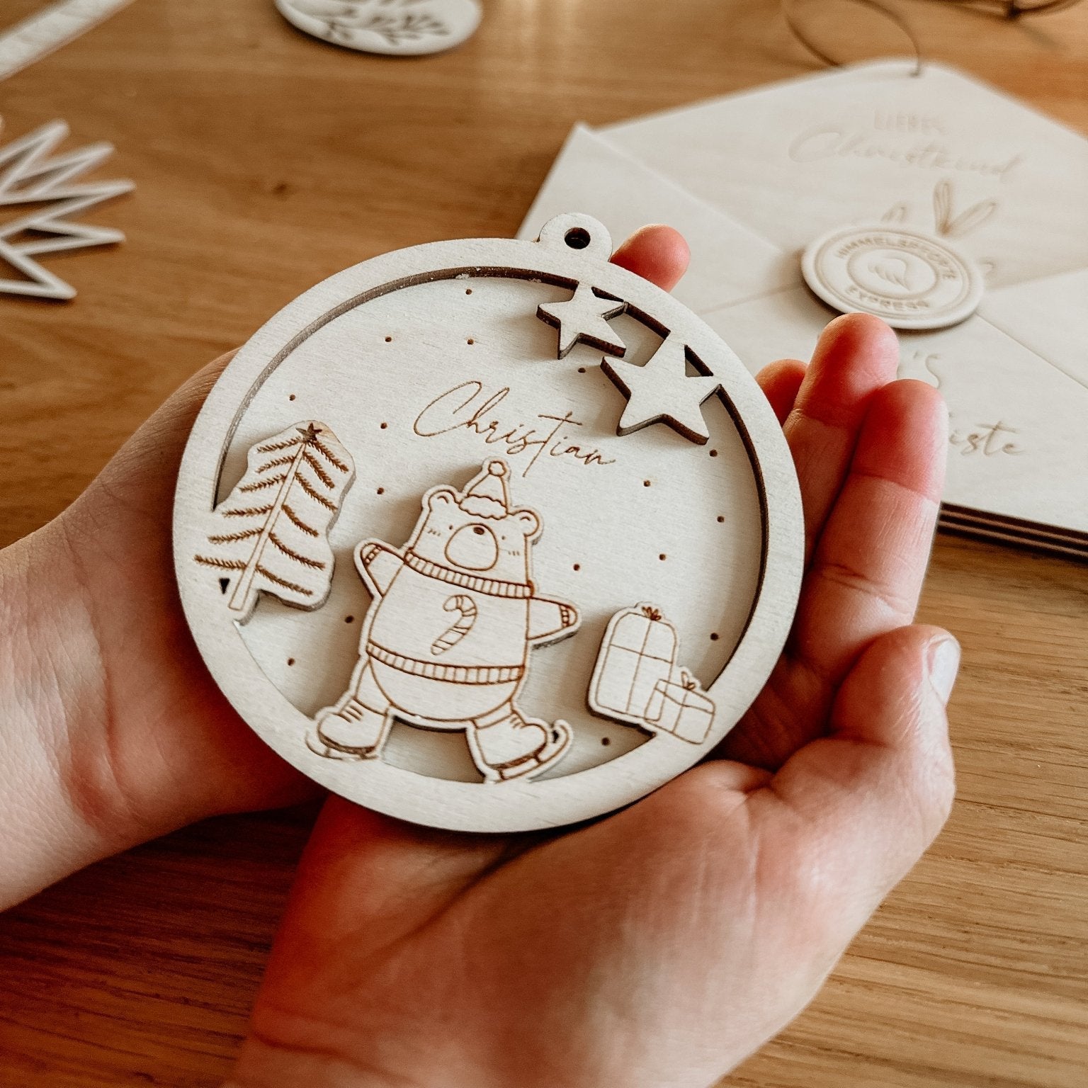 Personalisierte 3D Weihnachtskugel Bär 2-teilig | Weihnachtsbaum Anhänger | Christbaumkugel personalisiert | Holzanhänger - lyllevenn-store