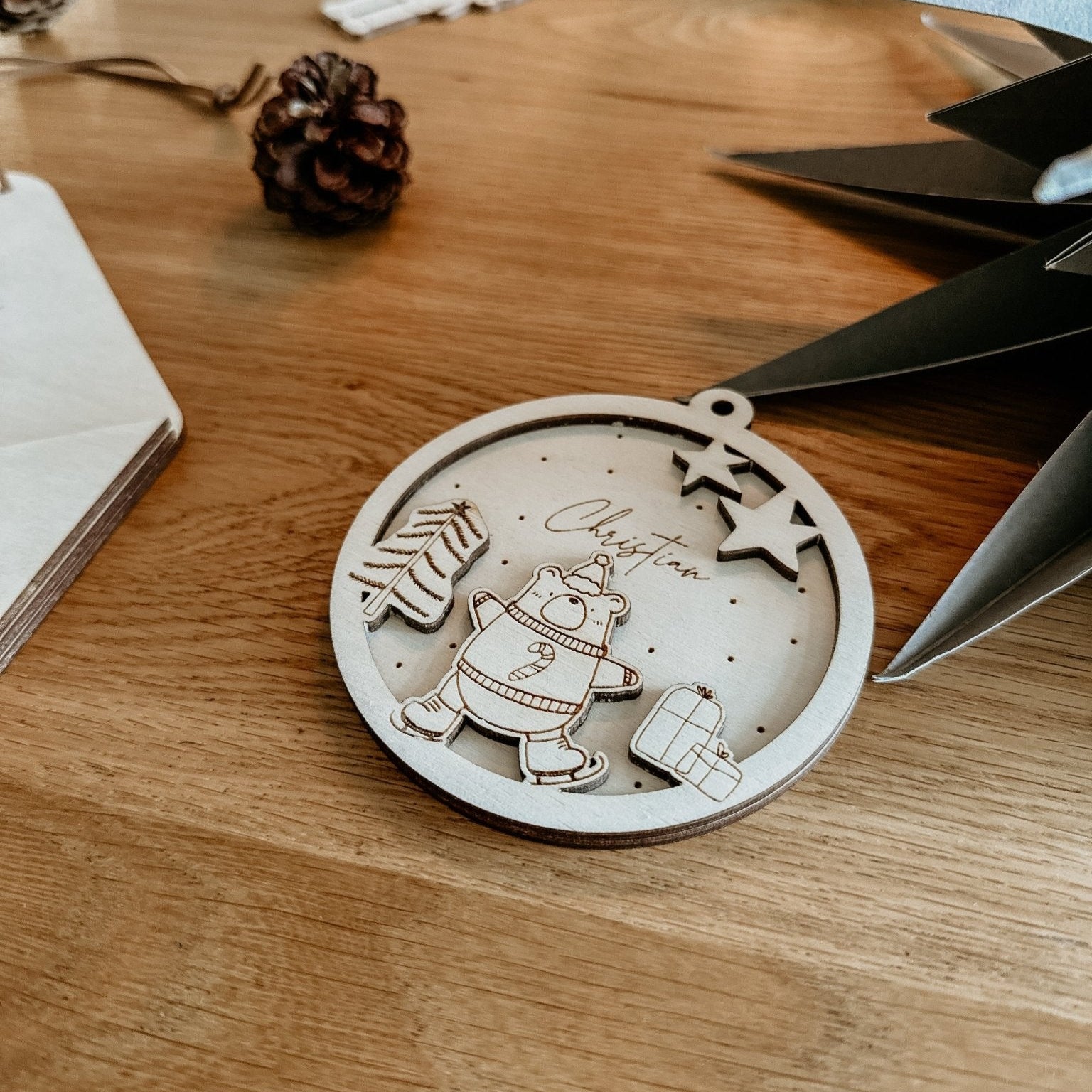 Personalisierte 3D Weihnachtskugel Bär 2-teilig | Weihnachtsbaum Anhänger | Christbaumkugel personalisiert | Holzanhänger - lyllevenn-store
