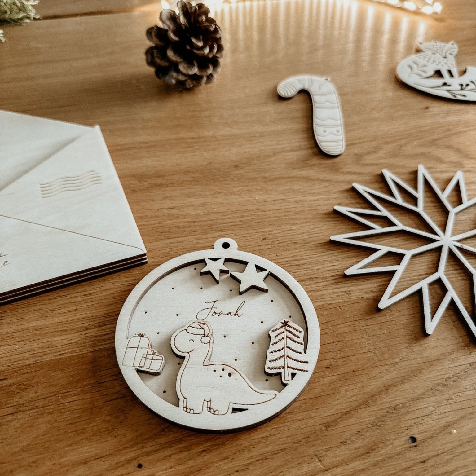 Personalisierte 3D Weihnachtskugel Dino 2-teilig | Weihnachtsbaum Anhänger | Christbaumkugel personalisiert | Holzanhänger - lyllevenn-store