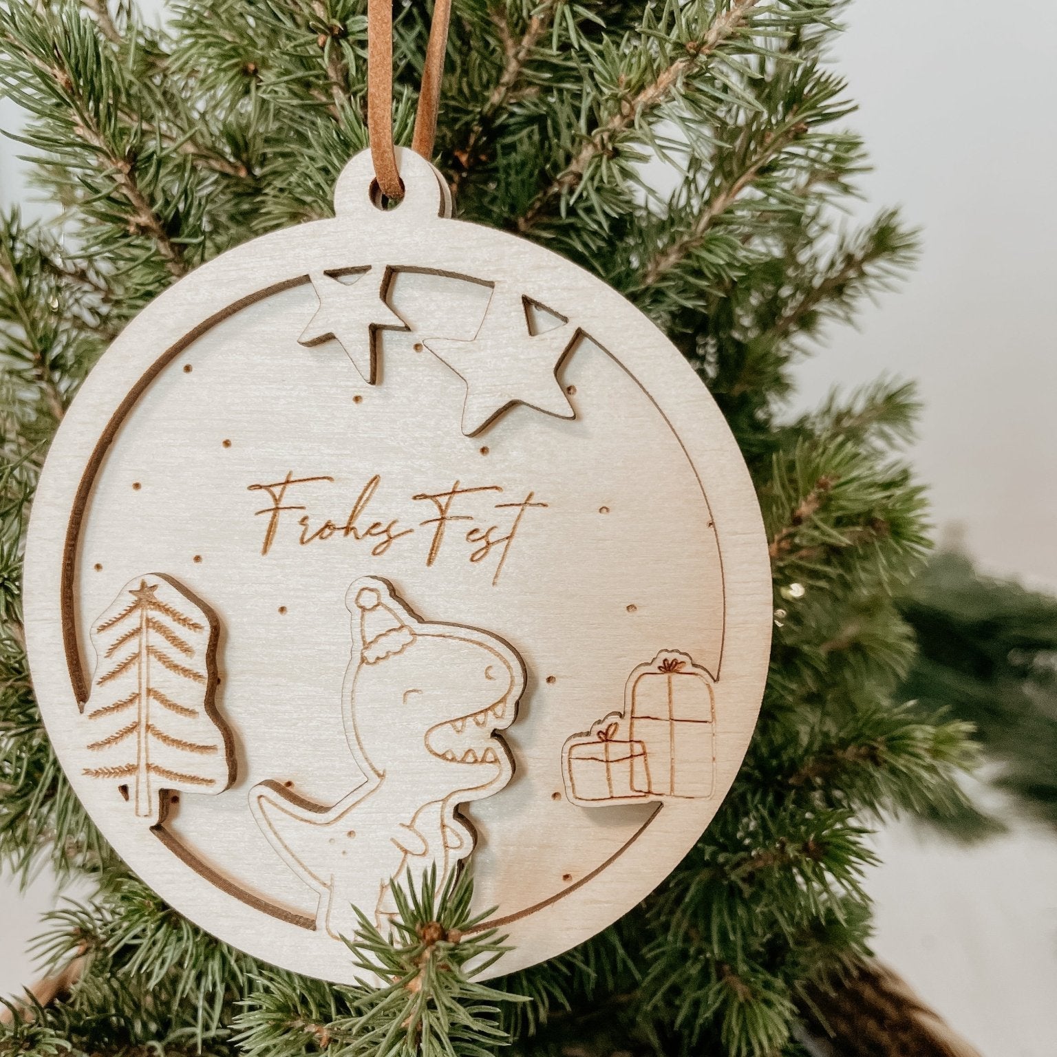 Personalisierte 3D Weihnachtskugel Dino 2-teilig | Weihnachtsbaum Anhänger | Christbaumkugel personalisiert | Holzanhänger - lyllevenn-store