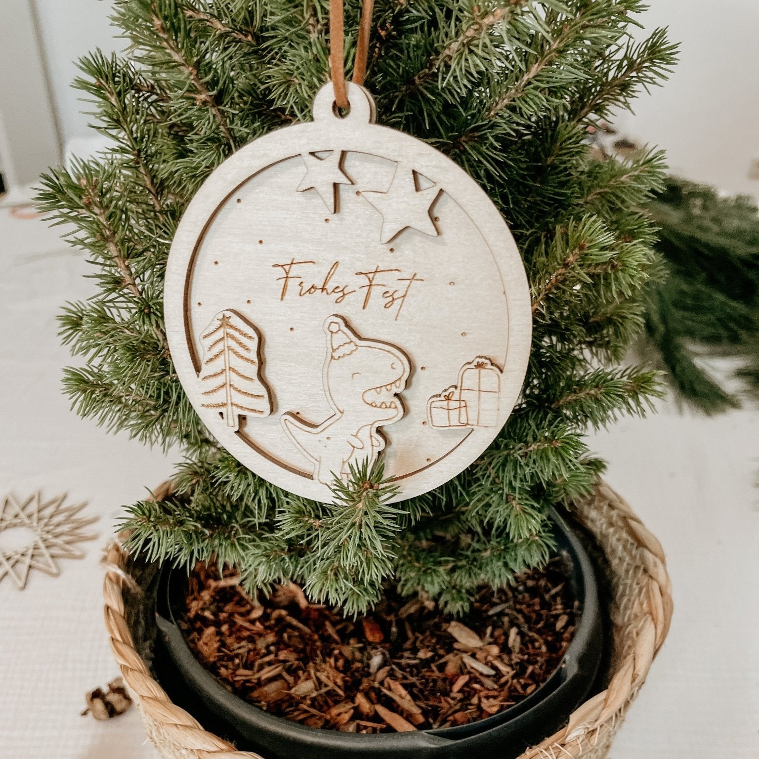 Personalisierte 3D Weihnachtskugel Dino 2-teilig | Weihnachtsbaum Anhänger | Christbaumkugel personalisiert | Holzanhänger - lyllevenn-store