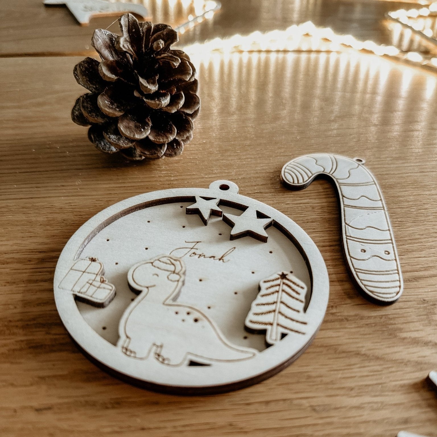 Personalisierte 3D Weihnachtskugel Dino 2-teilig | Weihnachtsbaum Anhänger | Christbaumkugel personalisiert | Holzanhänger - lyllevenn-store