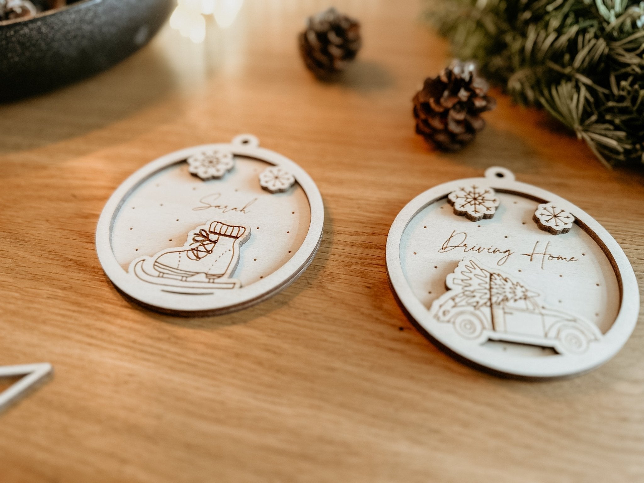 Personalisierte 3D Weihnachtskugel Driving Home 2-teilig | Weihnachtsbaum Anhänger | Christbaumkugel personalisiert | Holzanhänger - lyllevenn-store