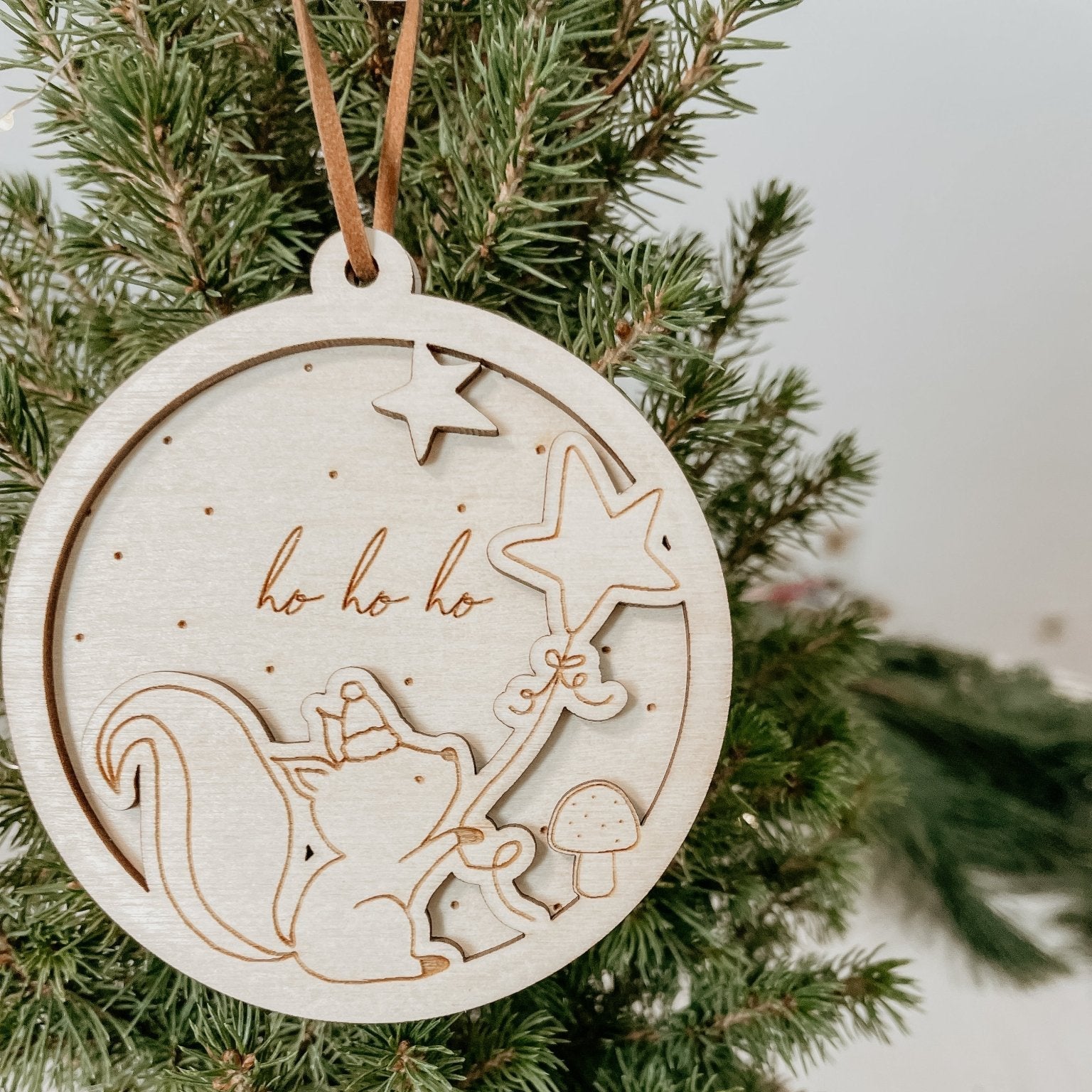 Personalisierte 3D Weihnachtskugel Eichhörnchen 2-teilig | Weihnachtsbaum Anhänger | Christbaumkugel personalisiert | Holzanhänger - lyllevenn-store