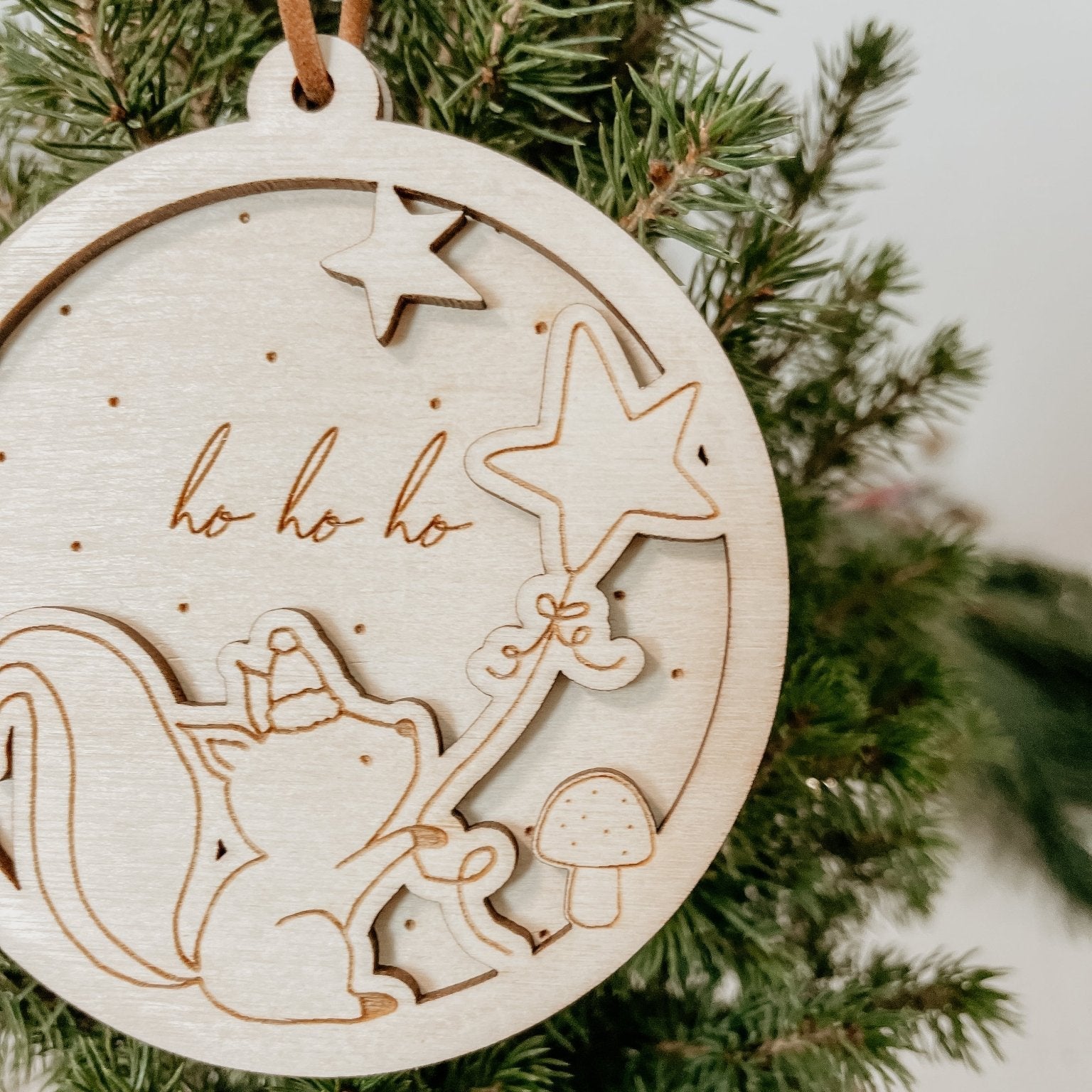 Personalisierte 3D Weihnachtskugel Eichhörnchen 2-teilig | Weihnachtsbaum Anhänger | Christbaumkugel personalisiert | Holzanhänger - lyllevenn-store