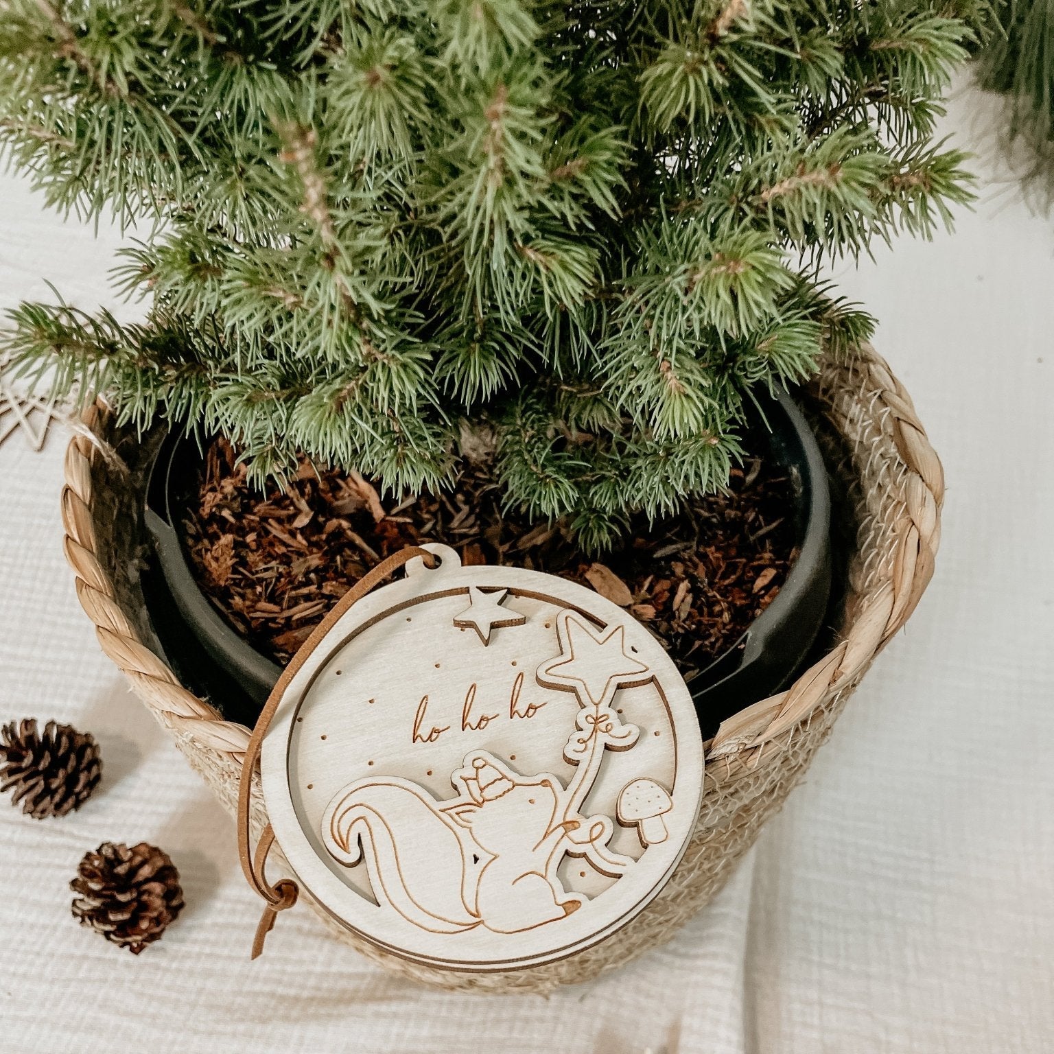 Personalisierte 3D Weihnachtskugel Eichhörnchen 2-teilig | Weihnachtsbaum Anhänger | Christbaumkugel personalisiert | Holzanhänger - lyllevenn-store