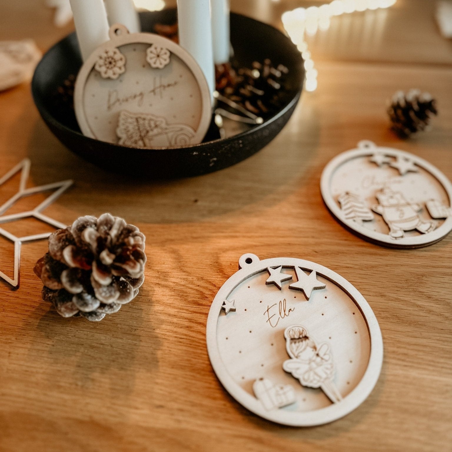 Personalisierte 3D Weihnachtskugel Fee 2-teilig | Weihnachtsbaum Anhänger | Christbaumkugel personalisiert | Holzanhänger - lyllevenn-store