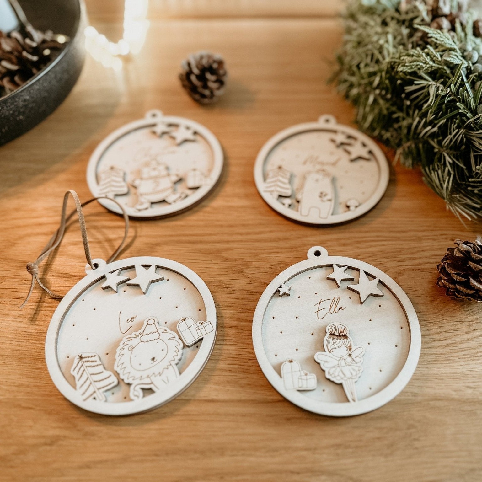 Personalisierte 3D Weihnachtskugel Fee 2-teilig | Weihnachtsbaum Anhänger | Christbaumkugel personalisiert | Holzanhänger - lyllevenn-store