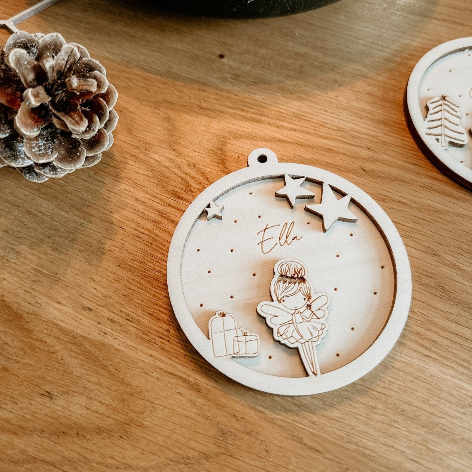 Personalisierte 3D Weihnachtskugel Fee 2-teilig | Weihnachtsbaum Anhänger | Christbaumkugel personalisiert | Holzanhänger - lyllevenn-store