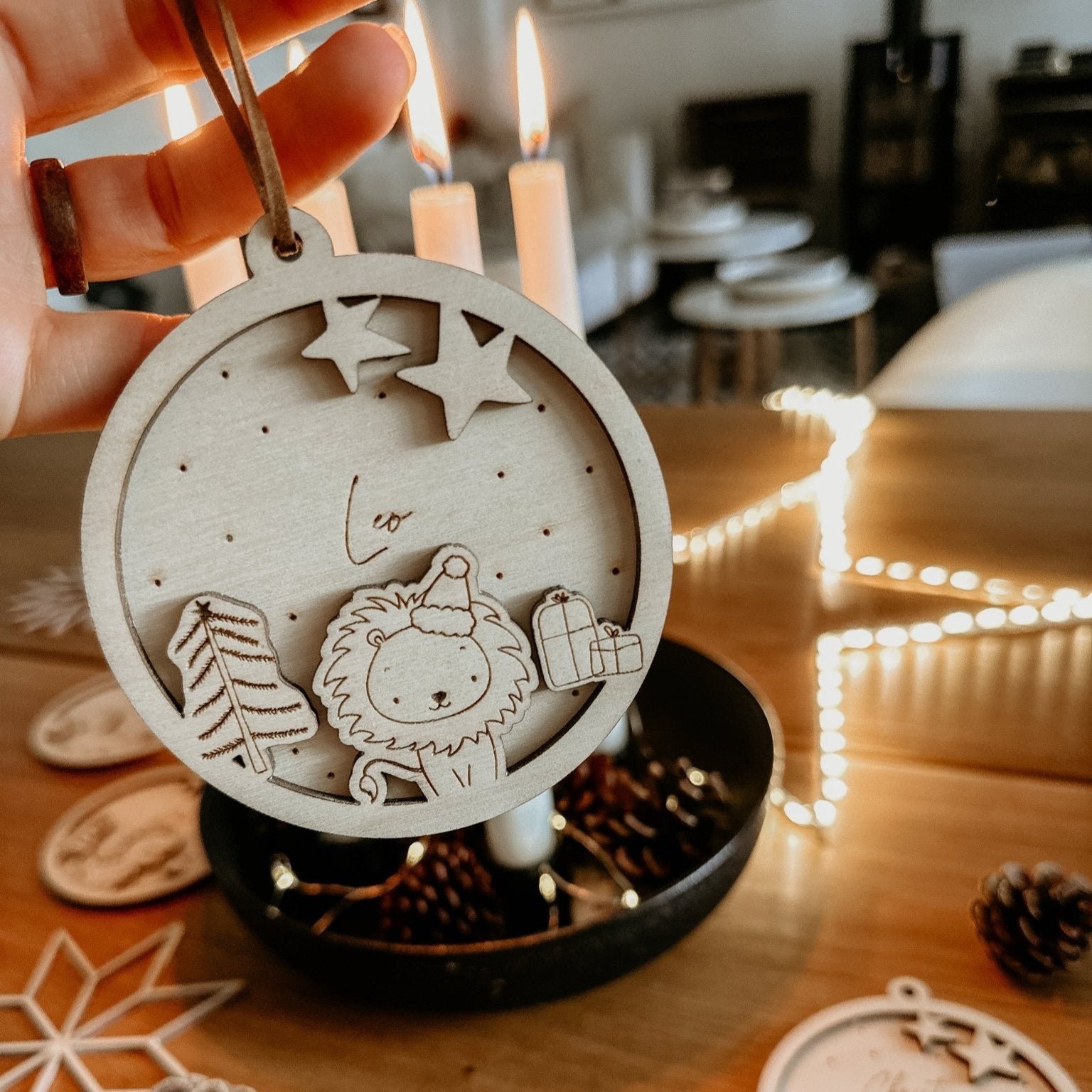 Personalisierte 3D Weihnachtskugel Löwe 2-teilig | Weihnachtsbaum Anhänger | Christbaumkugel personalisiert | Holzanhänger - lyllevenn-store