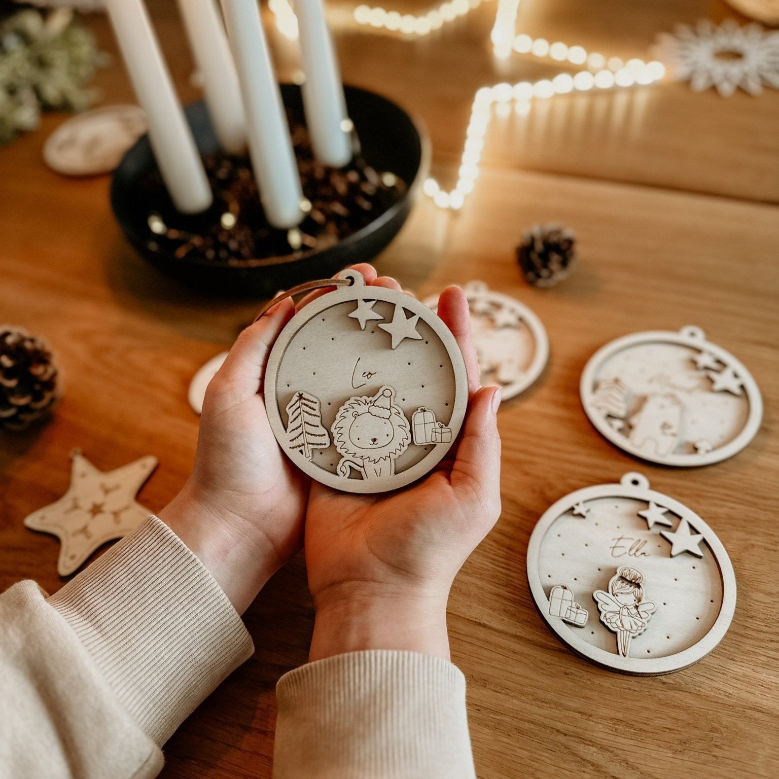 Personalisierte 3D Weihnachtskugel Löwe 2-teilig | Weihnachtsbaum Anhänger | Christbaumkugel personalisiert | Holzanhänger - lyllevenn-store