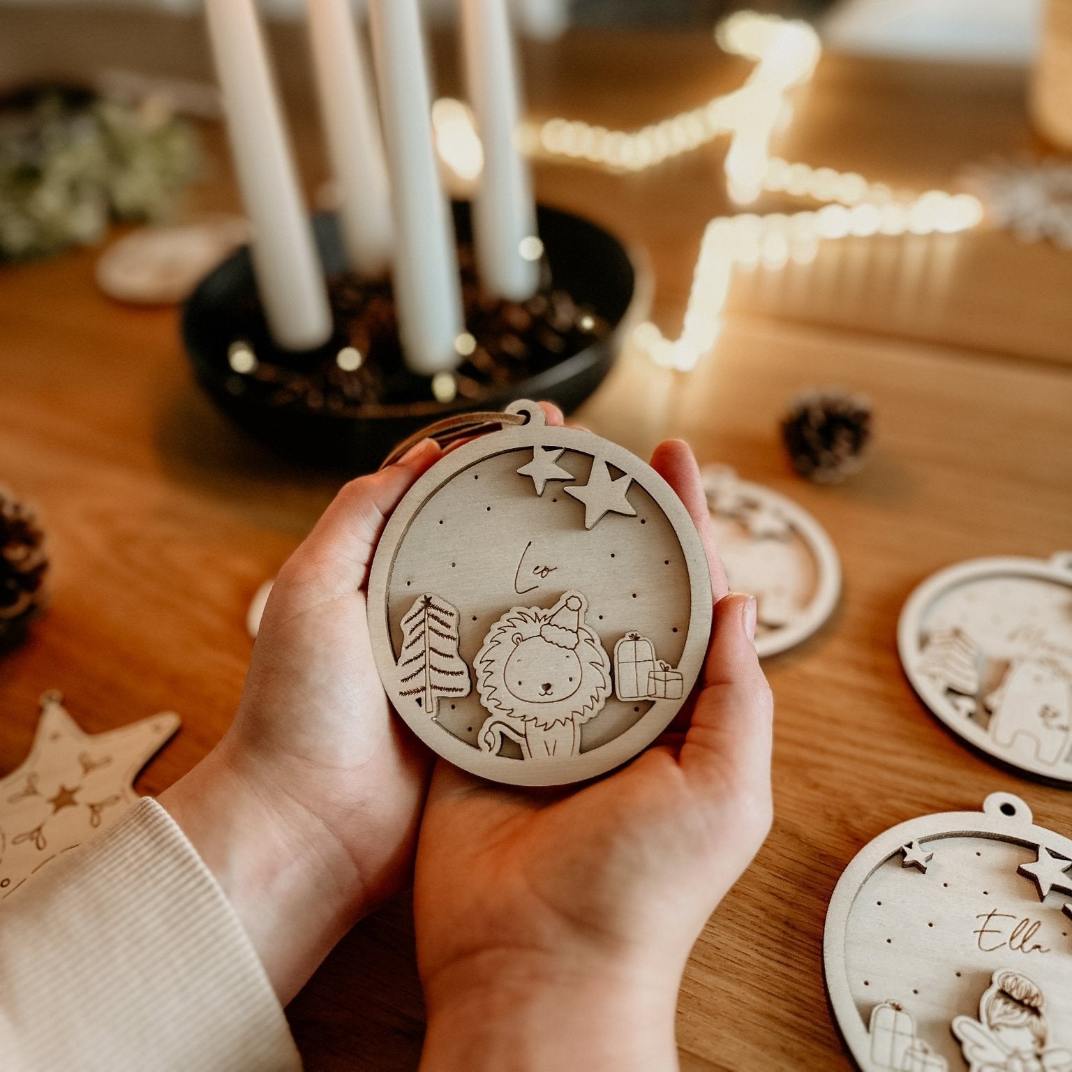 Personalisierte 3D Weihnachtskugel Löwe 2-teilig | Weihnachtsbaum Anhänger | Christbaumkugel personalisiert | Holzanhänger - lyllevenn-store