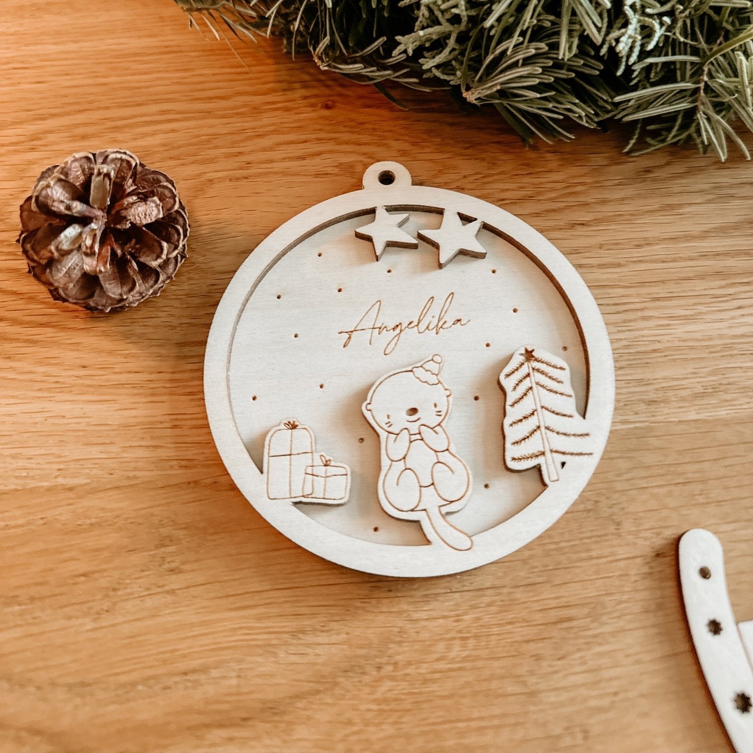 Personalisierte 3D Weihnachtskugel Otter 2-teilig | Weihnachtsbaum Anhänger | Christbaumkugel personalisiert | Holzanhänger - lyllevenn-store