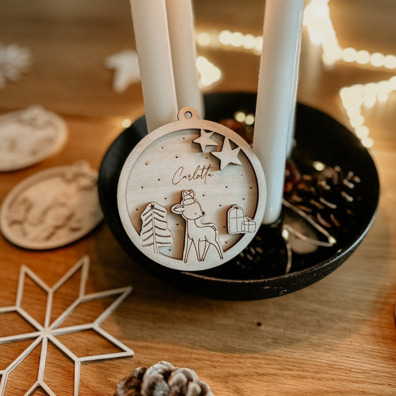 Personalisierte 3D Weihnachtskugel Rehkitz 2-teilig | Weihnachtsbaum Anhänger | Christbaumkugel personalisiert | Holzanhänger - lyllevenn-store