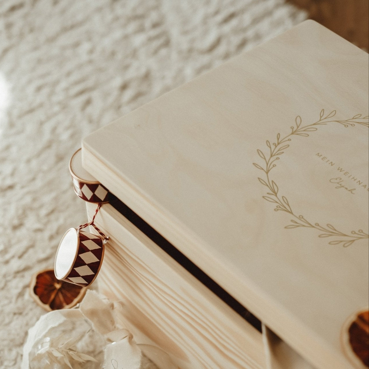 Personalisierte Holzkiste Weihnachten | nachhaltige Erinnerungskiste | Weihnachtsbox | Holzbox – Mistel - lyllevenn-store