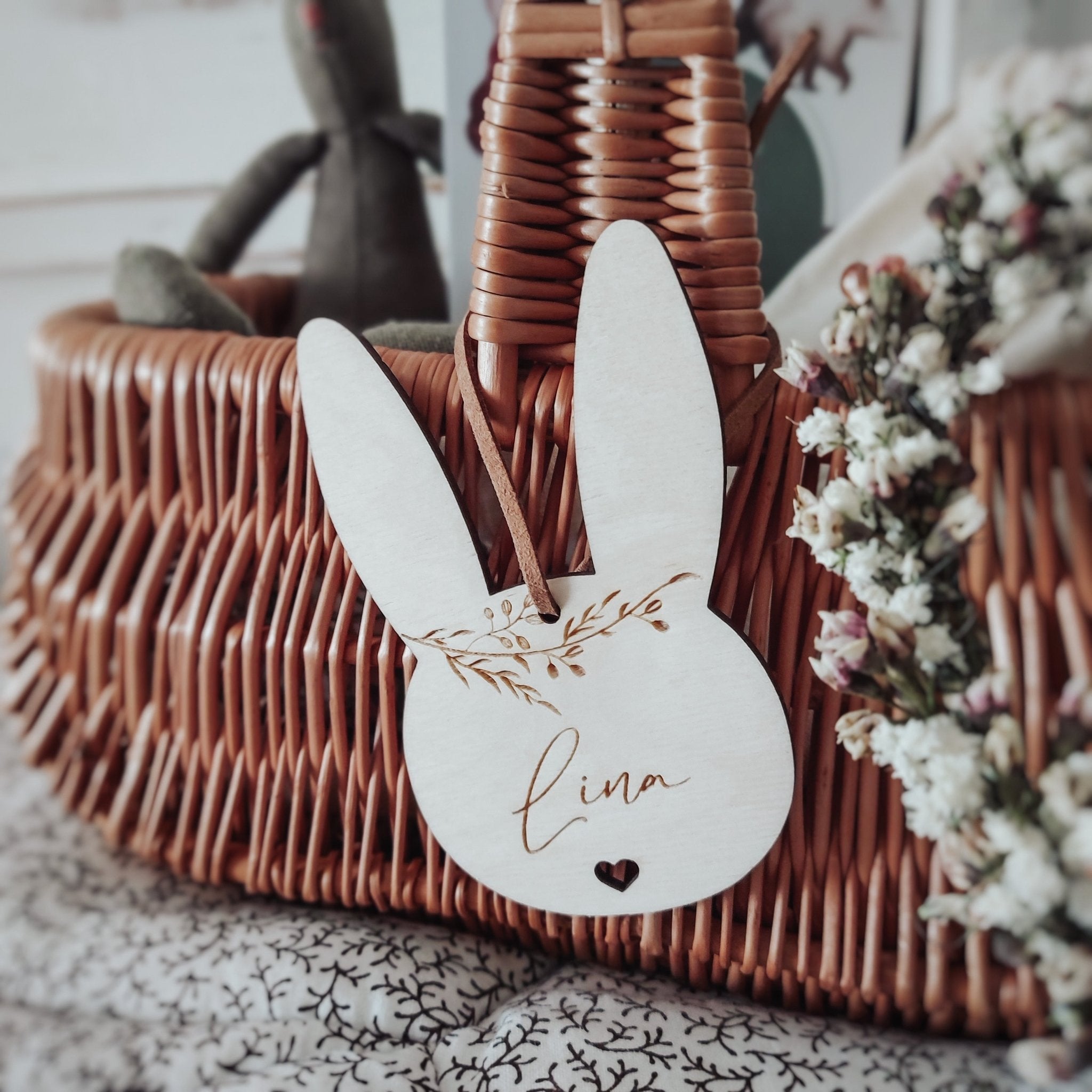 Personalisierte Osteranhänger aus Holz – Deko für Ostern - lyllevenn