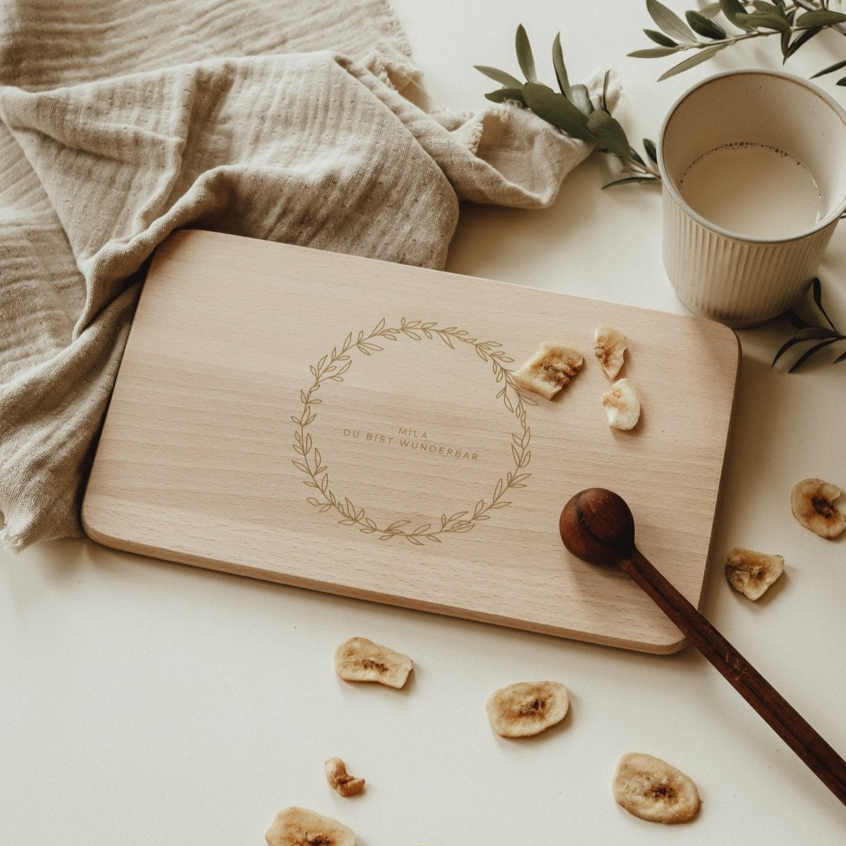 Personalisiertes Schneidbrett als Geschenk | Holzbrettchen | Frühstücksbrett | scandinavian Home | Wunschtext | wreath | Blätterkranz - lyllevenn-store