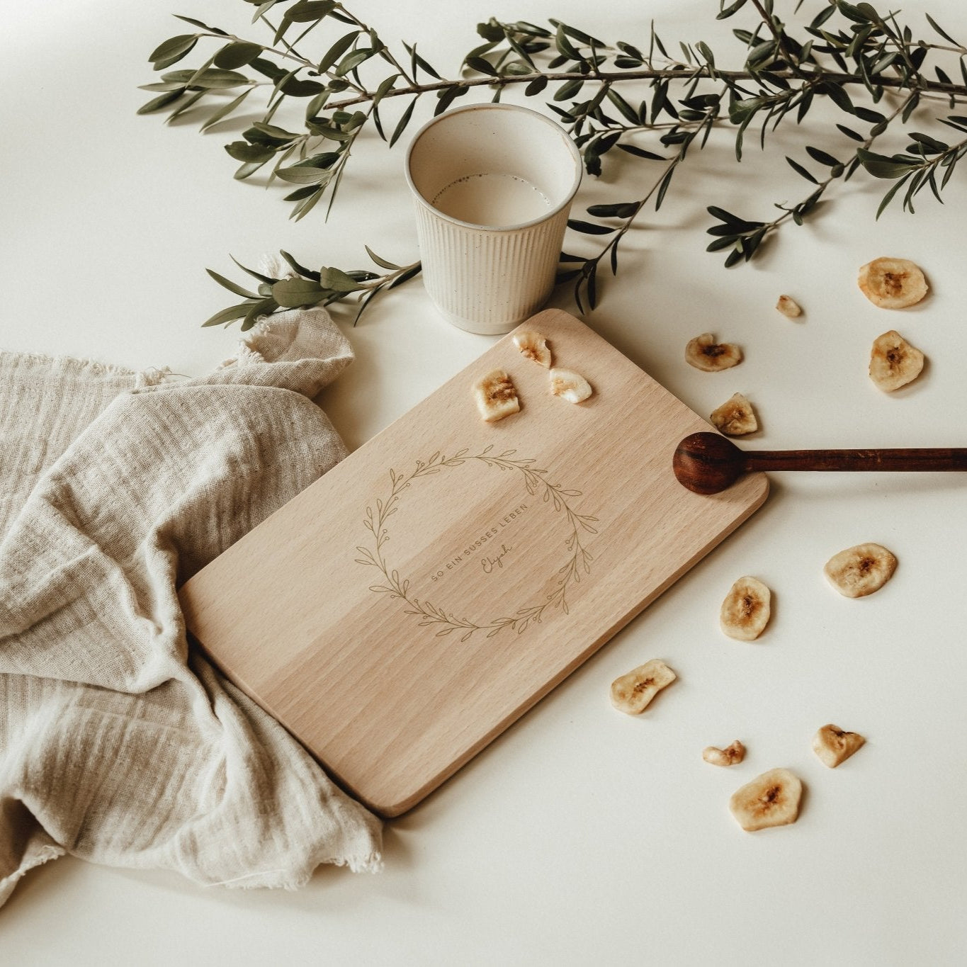 Personalisiertes Schneidbrett als Geschenk | Holzbrettchen | Frühstücksbrett | scandinavian Home | Wunschtext | wreath | Blätterkranz - lyllevenn-store