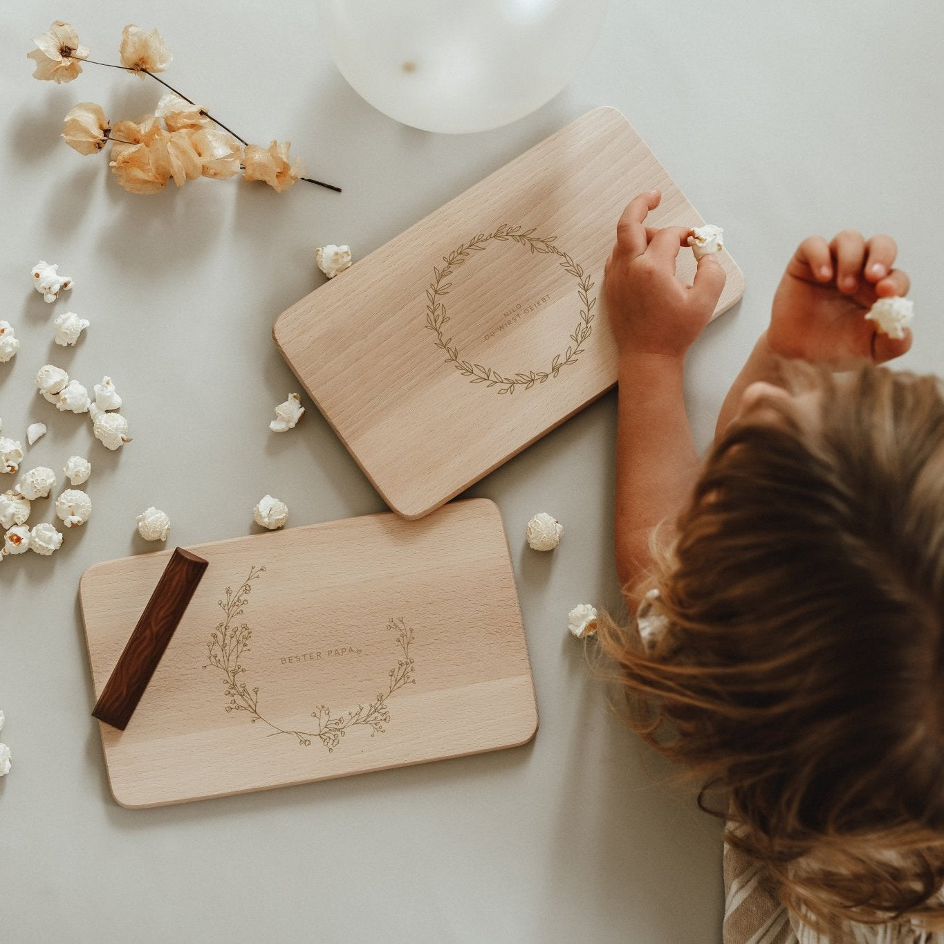 Personalisiertes Schneidbrett als Geschenk | Holzbrettchen | Frühstücksbrett | scandinavian Home | Wunschtext | wreath | Blätterkranz - lyllevenn-store