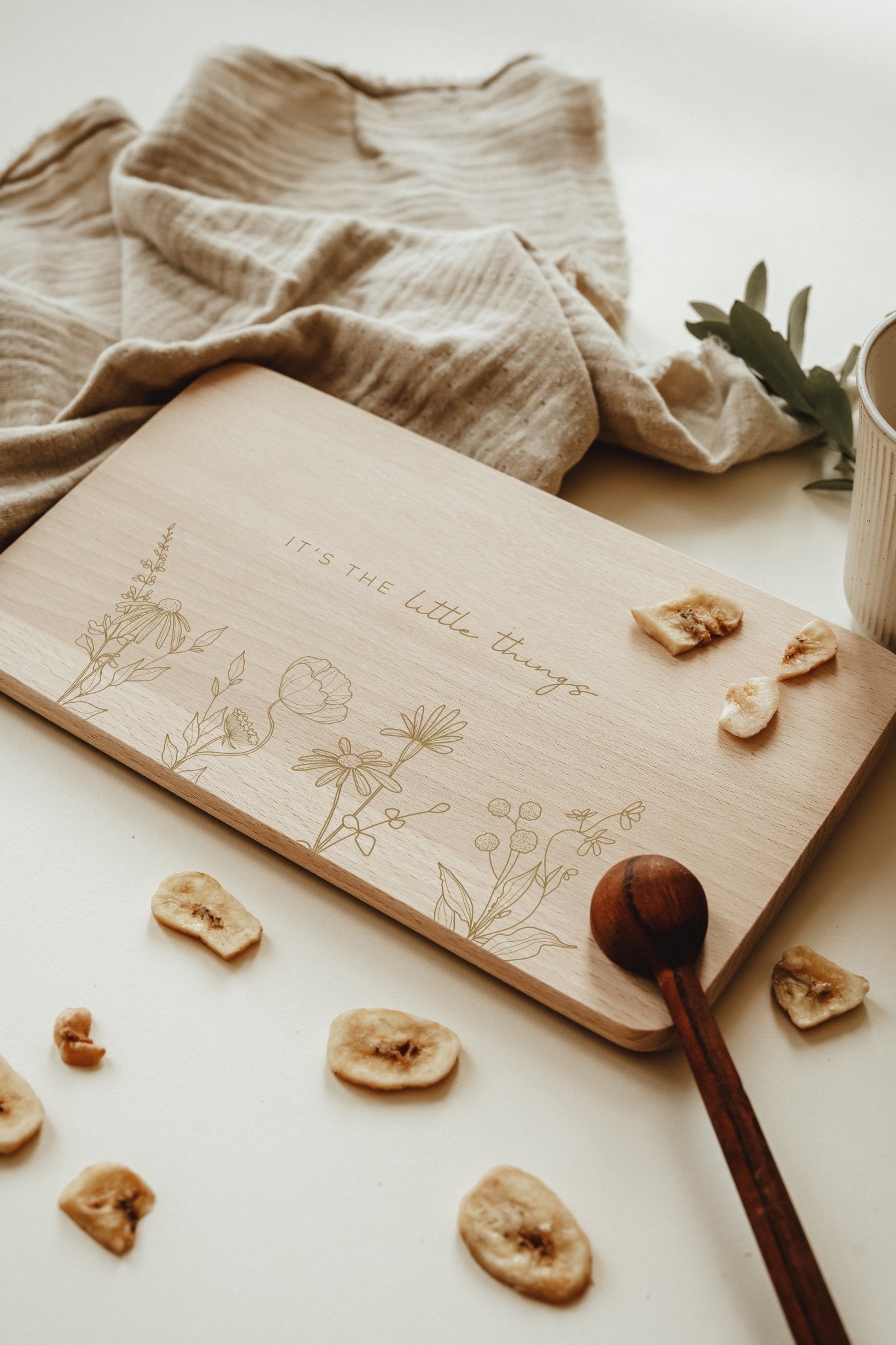 Personalisiertes Schneidebrett als Geschenk | Holzbrettchen | Frühstücksbrett | scandinavian Home | Wildblumen - lyllevenn-store