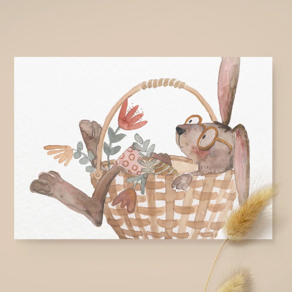 Postkarte | Hase im Korb mit Brille | Ostern - lyllevenn-store