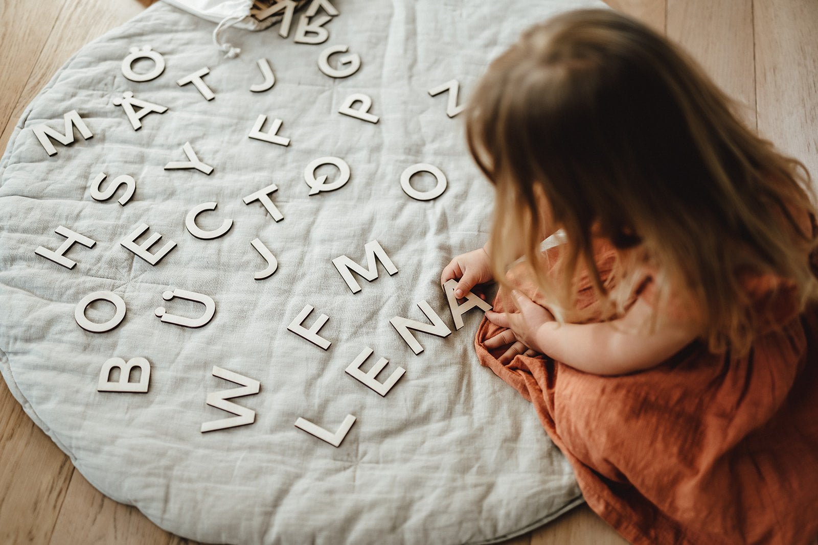 Spielerisch das ABC Lernen mit Montessori Holz-Spielzeug - lyllevenn