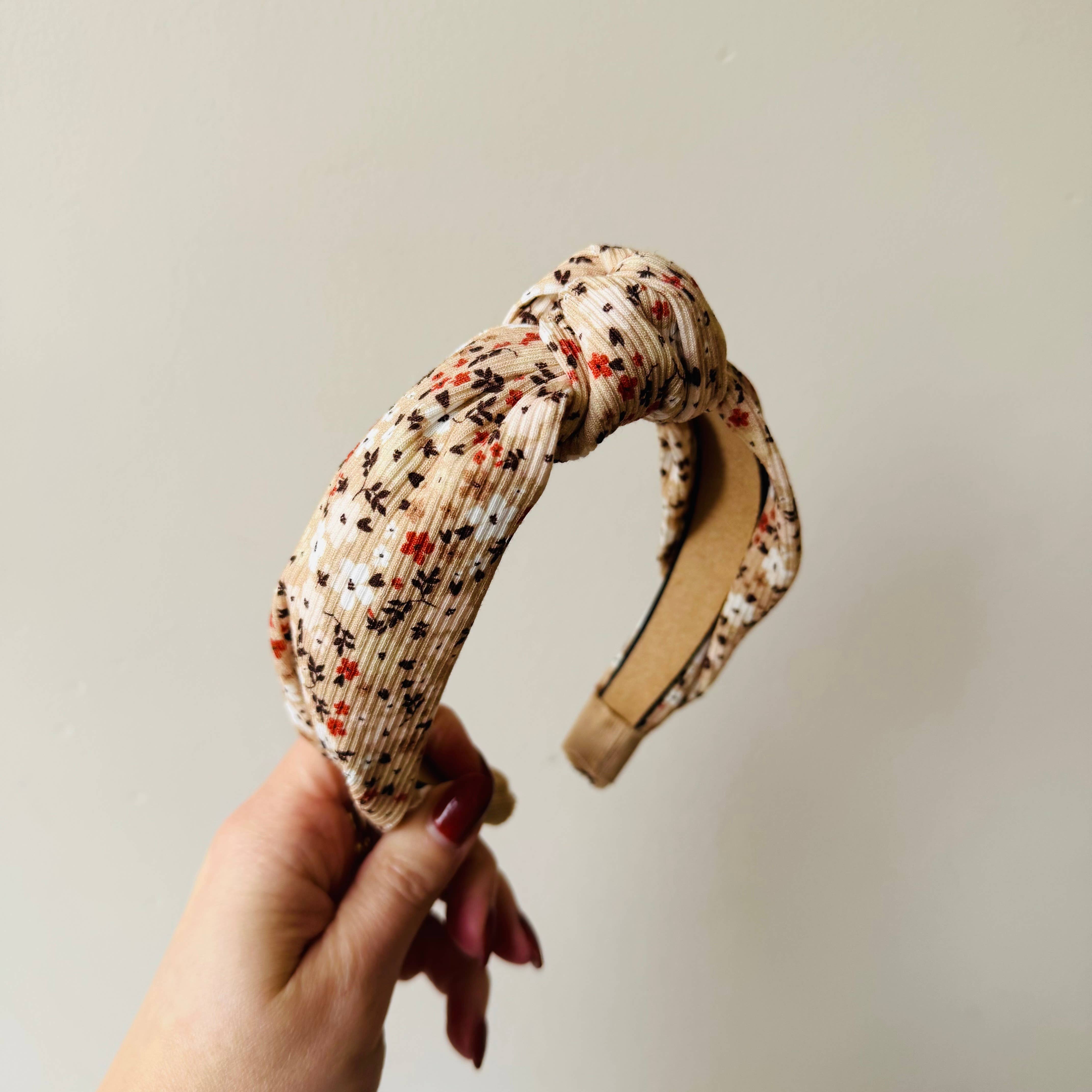 Knoten-Haarband mit zartem Blumenmuster – Schlicht & elegant