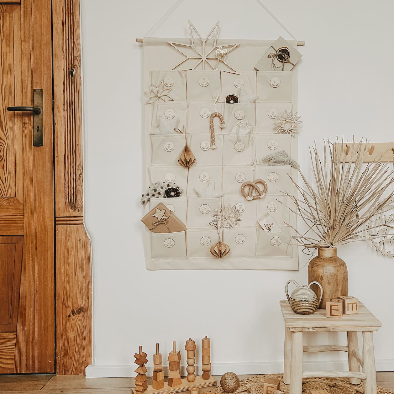 Adventskalender aus Stoff mit Holzzahlen & Holzschriftzug – wiederverwendbar