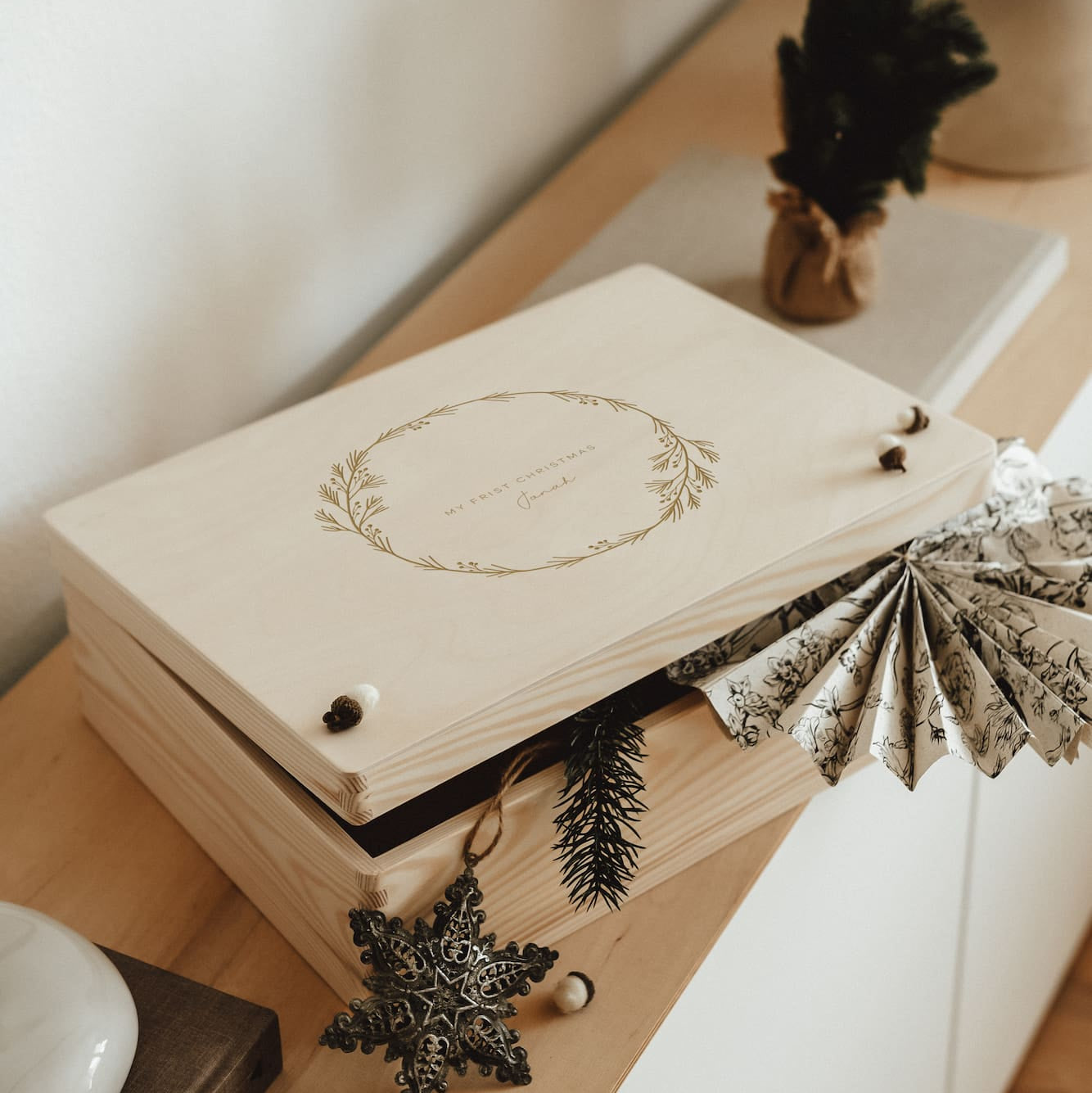 Erinnerungskiste personalisiert – Weihnachtskränze