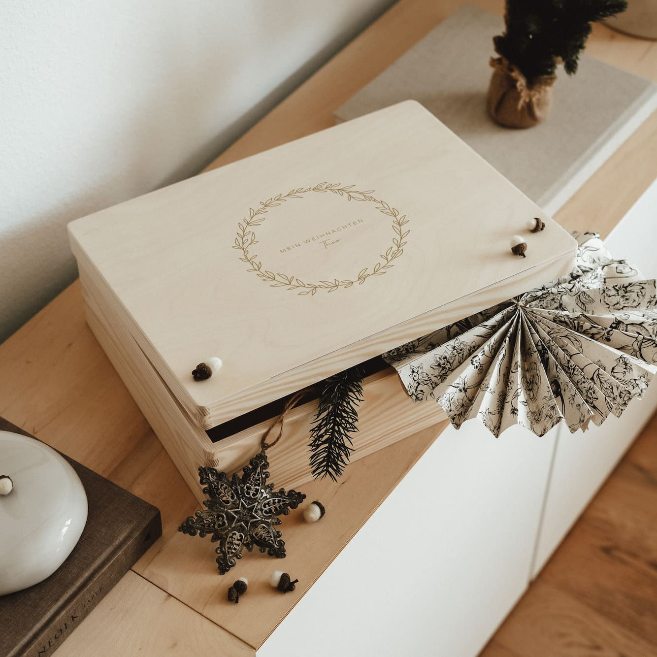 Erinnerungskiste personalisiert – Weihnachtskränze