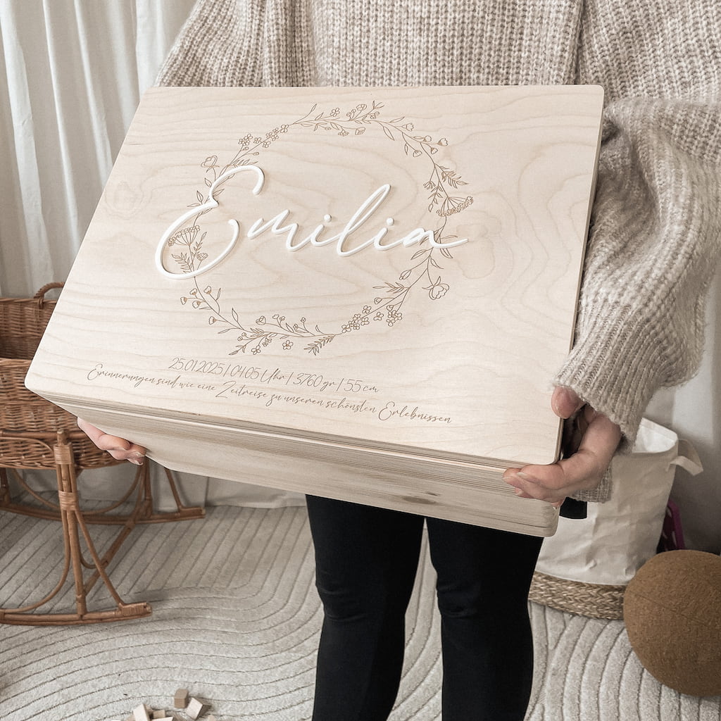 Personalisierte Erinnerungskiste I Blütenkranz I Holz I Mit 3D-Acrylschriftzug