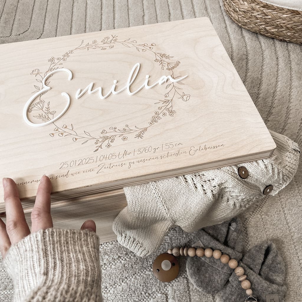 Personalisierte Erinnerungskiste I Blütenkranz I Holz I Mit 3D-Acrylschriftzug