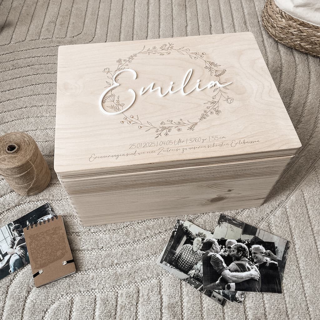 Personalisierte Erinnerungskiste I Blütenkranz I Holz I Mit 3D-Acrylschriftzug
