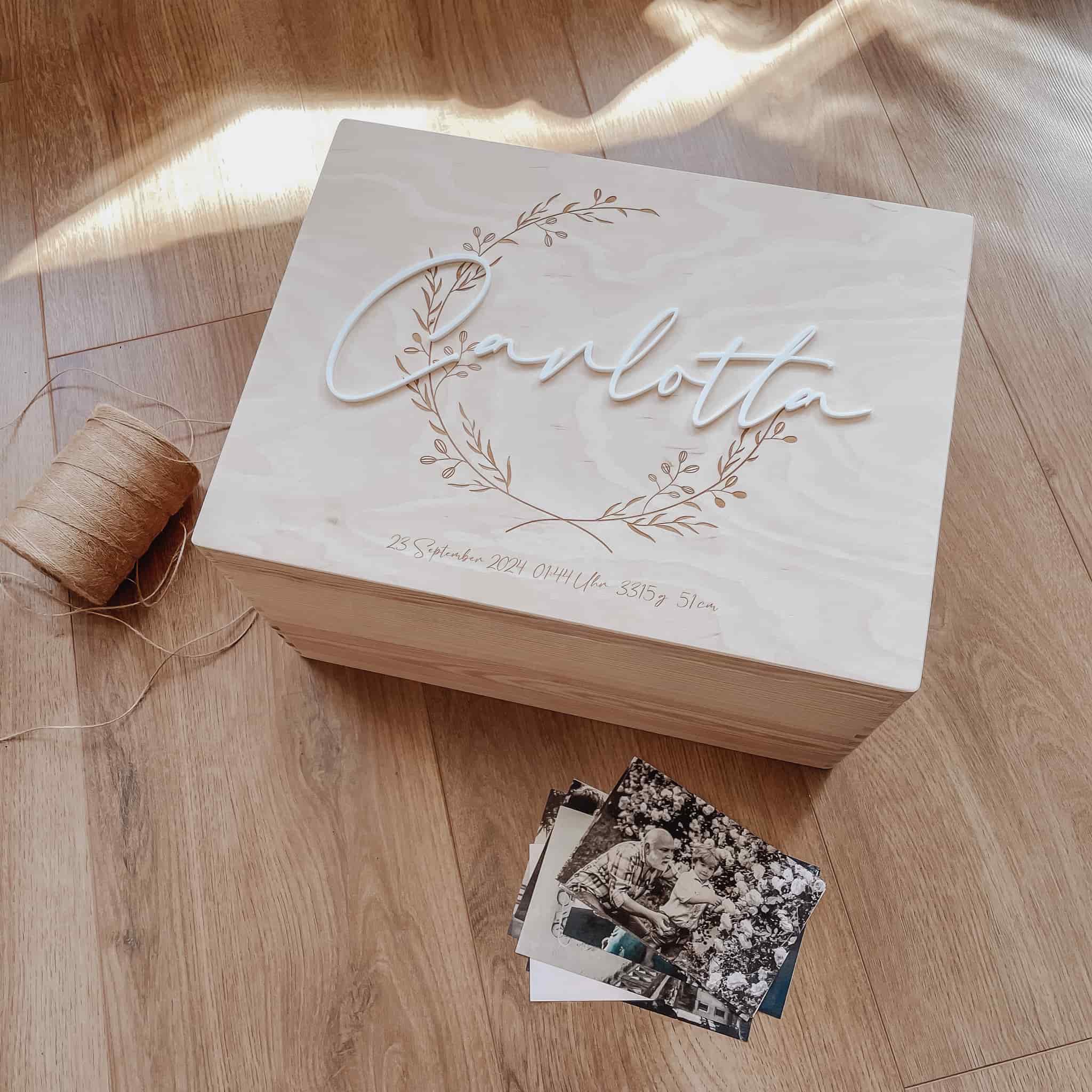 Personalisierte Erinnerungskiste I Classic Kranz I Holz I Mit 3D-Acrylschriftzug