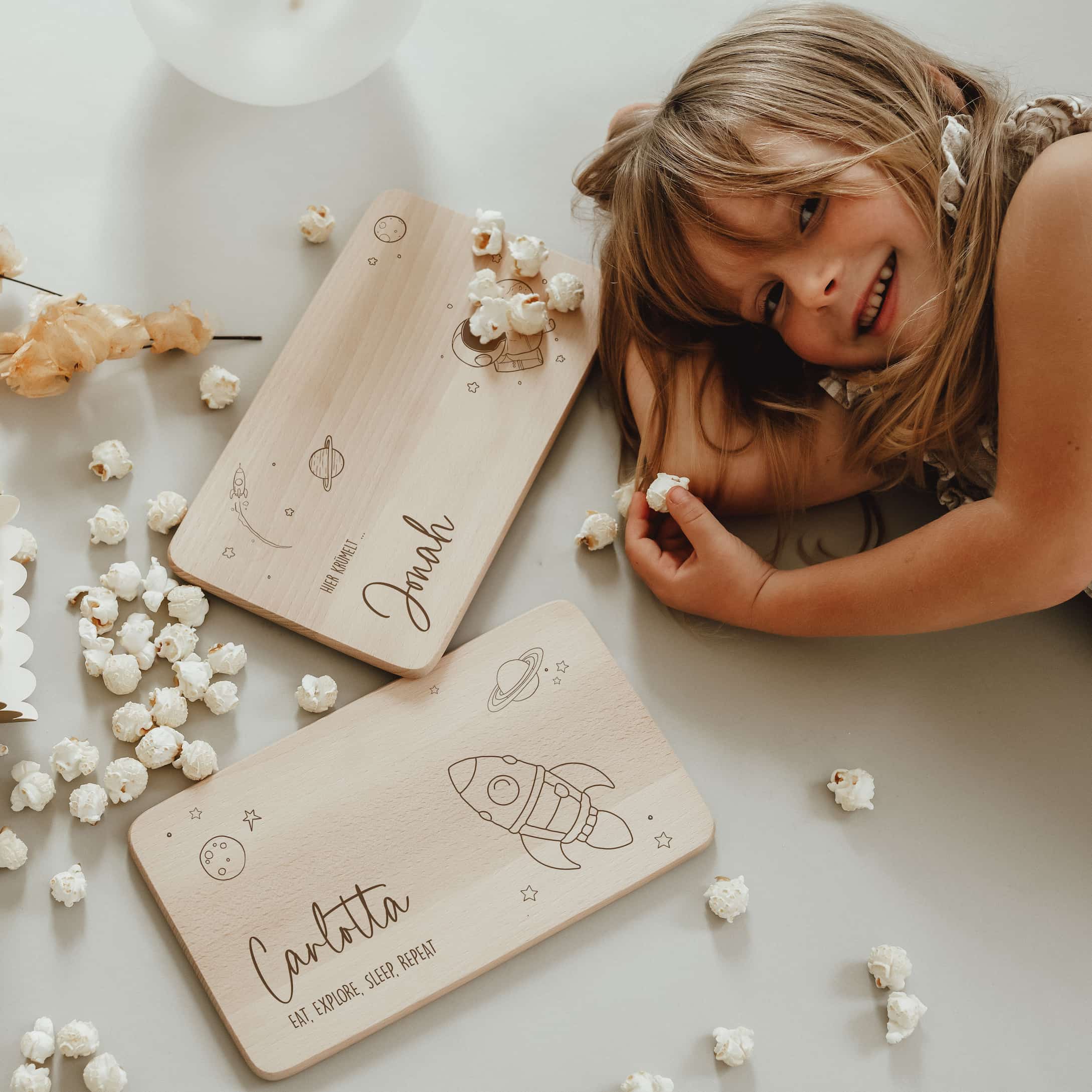 Personalisiertes Frühstücksbrettchen - Weltall & Rakete